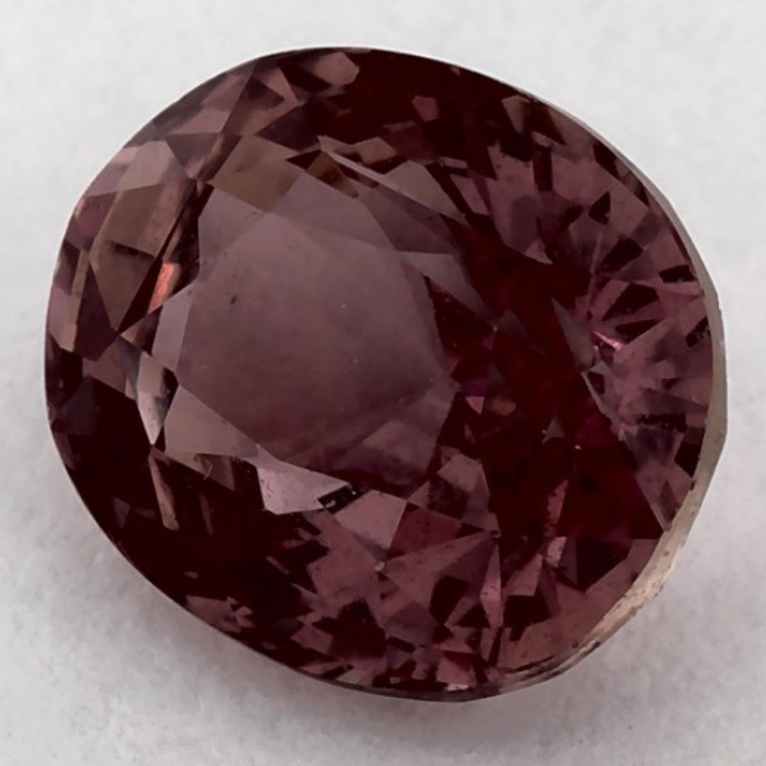 Questo zaffiro rosa naturale offre eleganza e raffinatezza. Con la sua ricca saturazione del colore e il taglio preciso, è il centro perfetto per un anello di fidanzamento o per un design di gioielli di lusso.

Questo zaffiro proviene dallo Sri