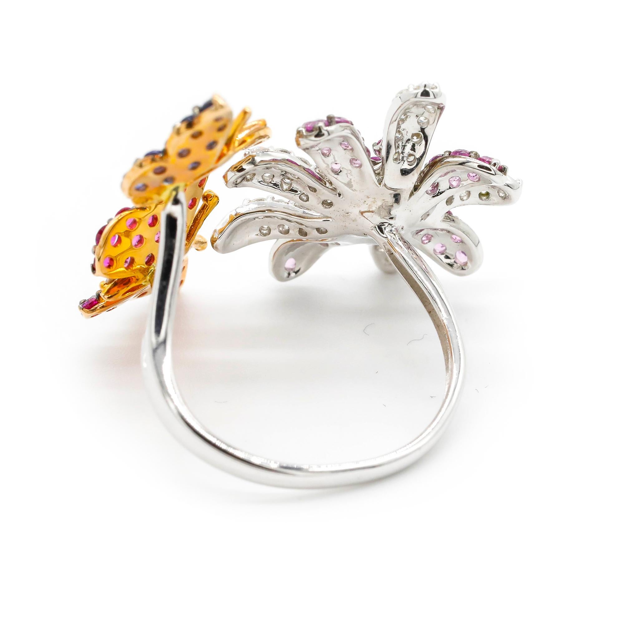 Taille ronde Bague fleur papillon en or jaune 14 carats avec saphir rose 2,18 carats, rubis et diamants pavés en vente