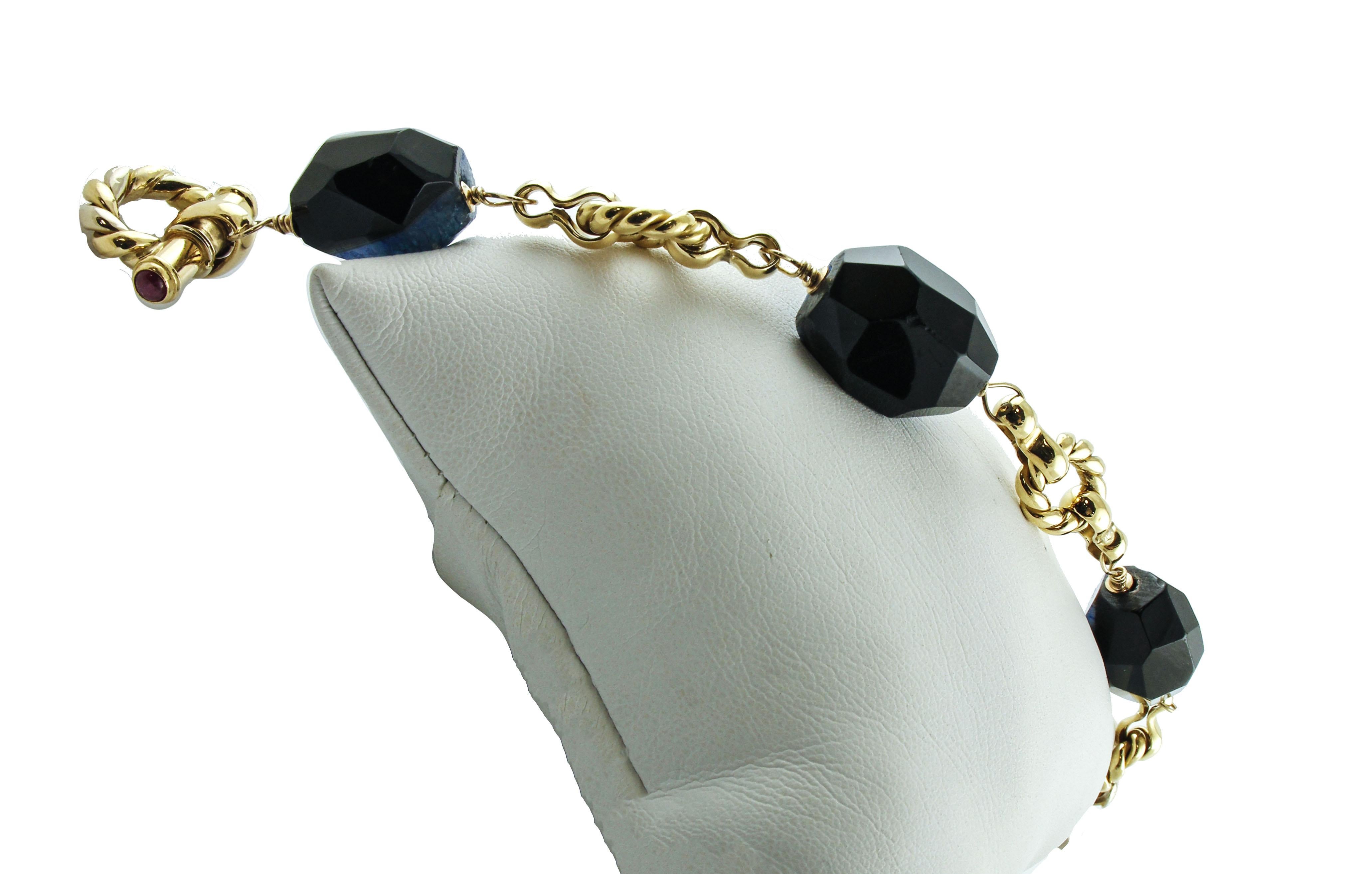 Rétro 21.80 g Agate striée bleue et noire, rubis 0.98 carat, bracelet en or 18 carats en vente
