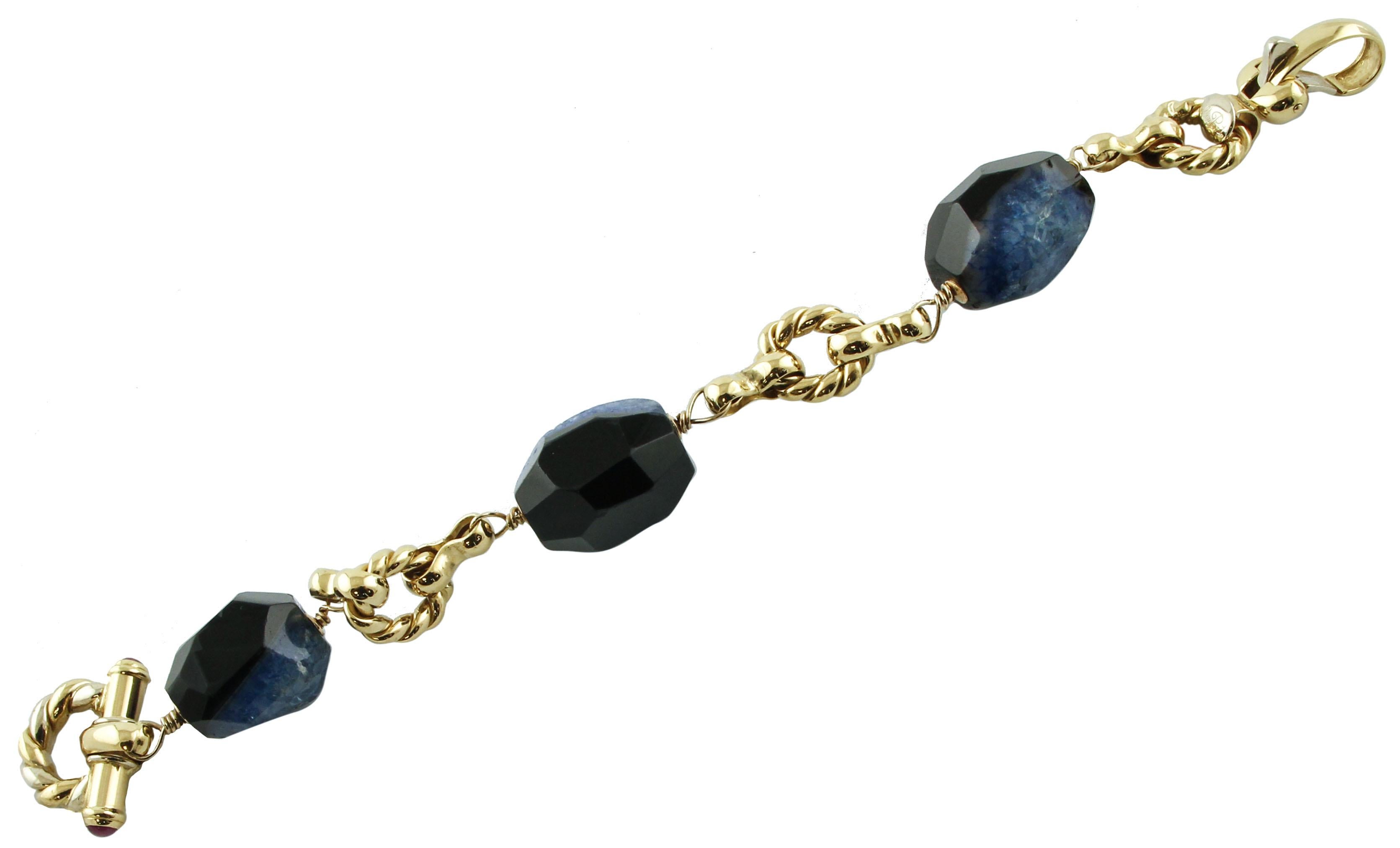 Taille mixte 21.80 g Agate striée bleue et noire, rubis 0.98 carat, bracelet en or 18 carats en vente