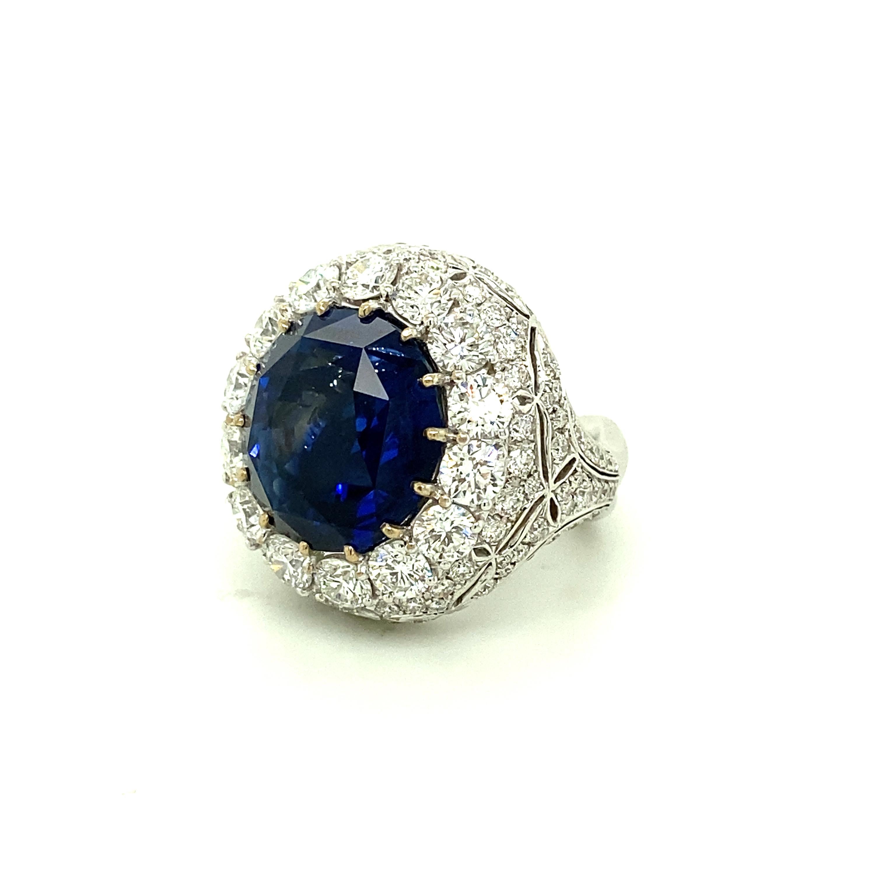 21.81 Carat IGI Certified Ceylon Sapphire and White Diamond Gold Cocktail Ring For Sale 3
