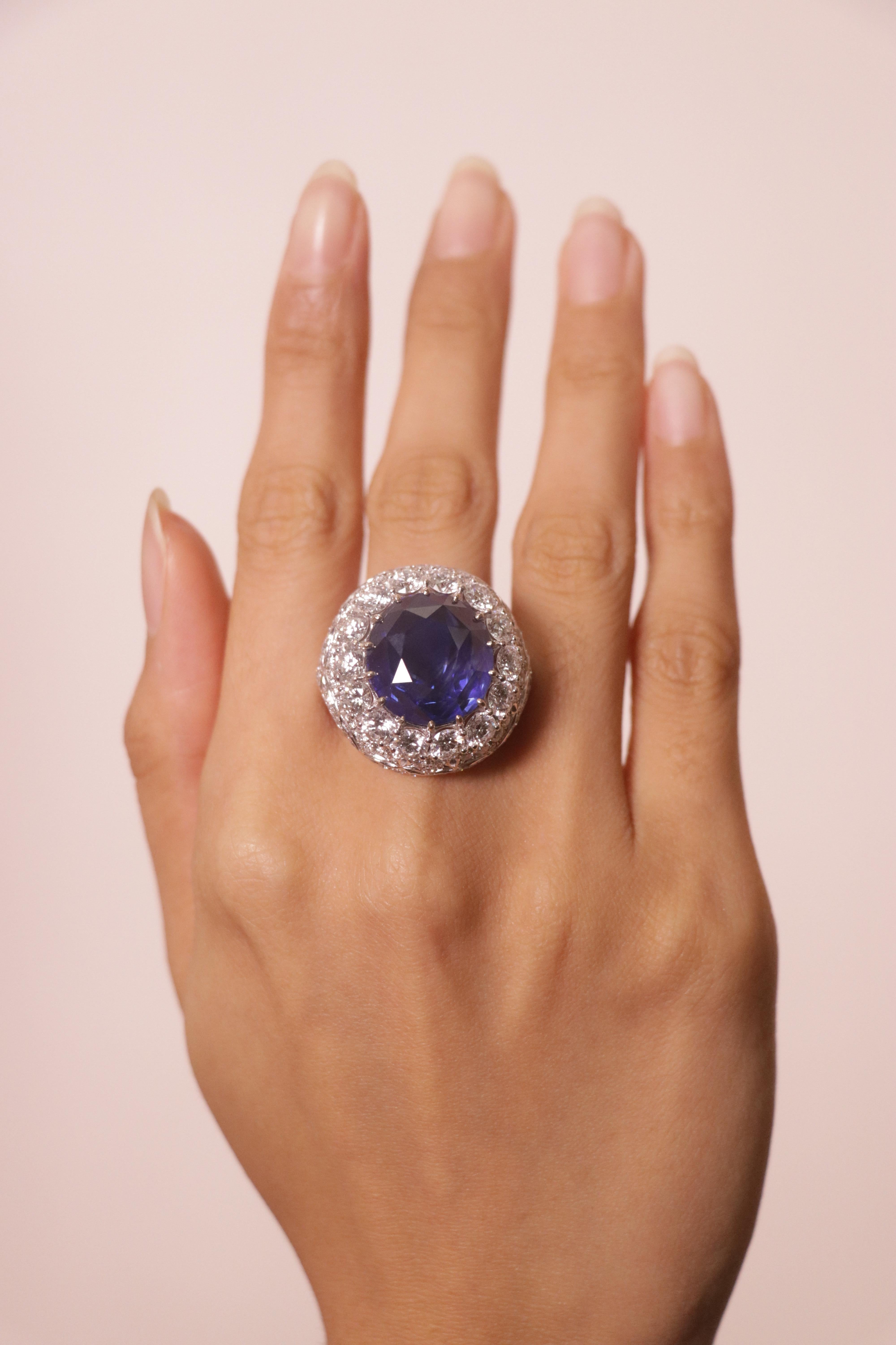 Gold-Cocktailring mit 21,81 Karat IGI-zertifiziertem Ceylon-Saphir und weißem Diamant im Angebot 11