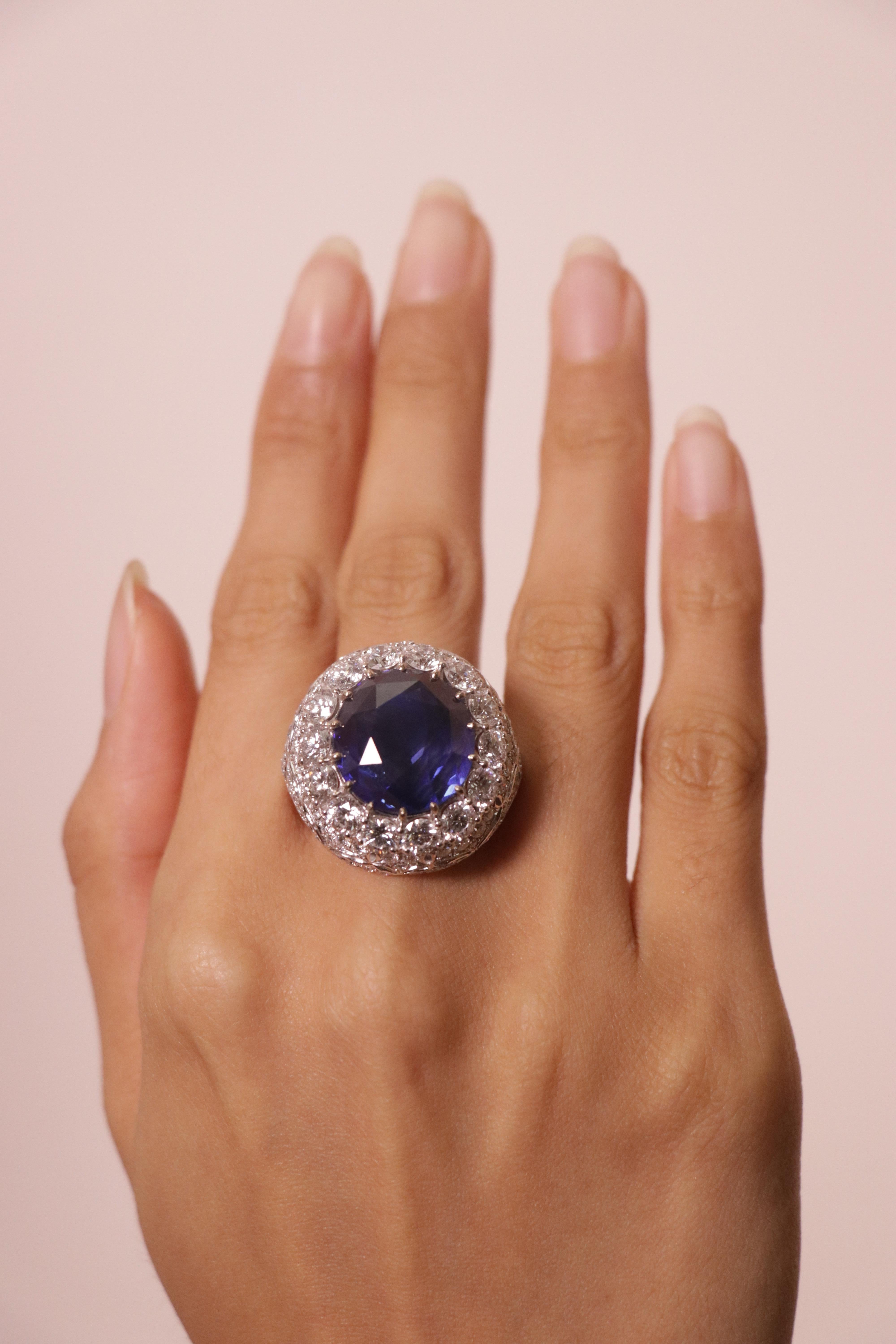 Gold-Cocktailring mit 21,81 Karat IGI-zertifiziertem Ceylon-Saphir und weißem Diamant im Angebot 12