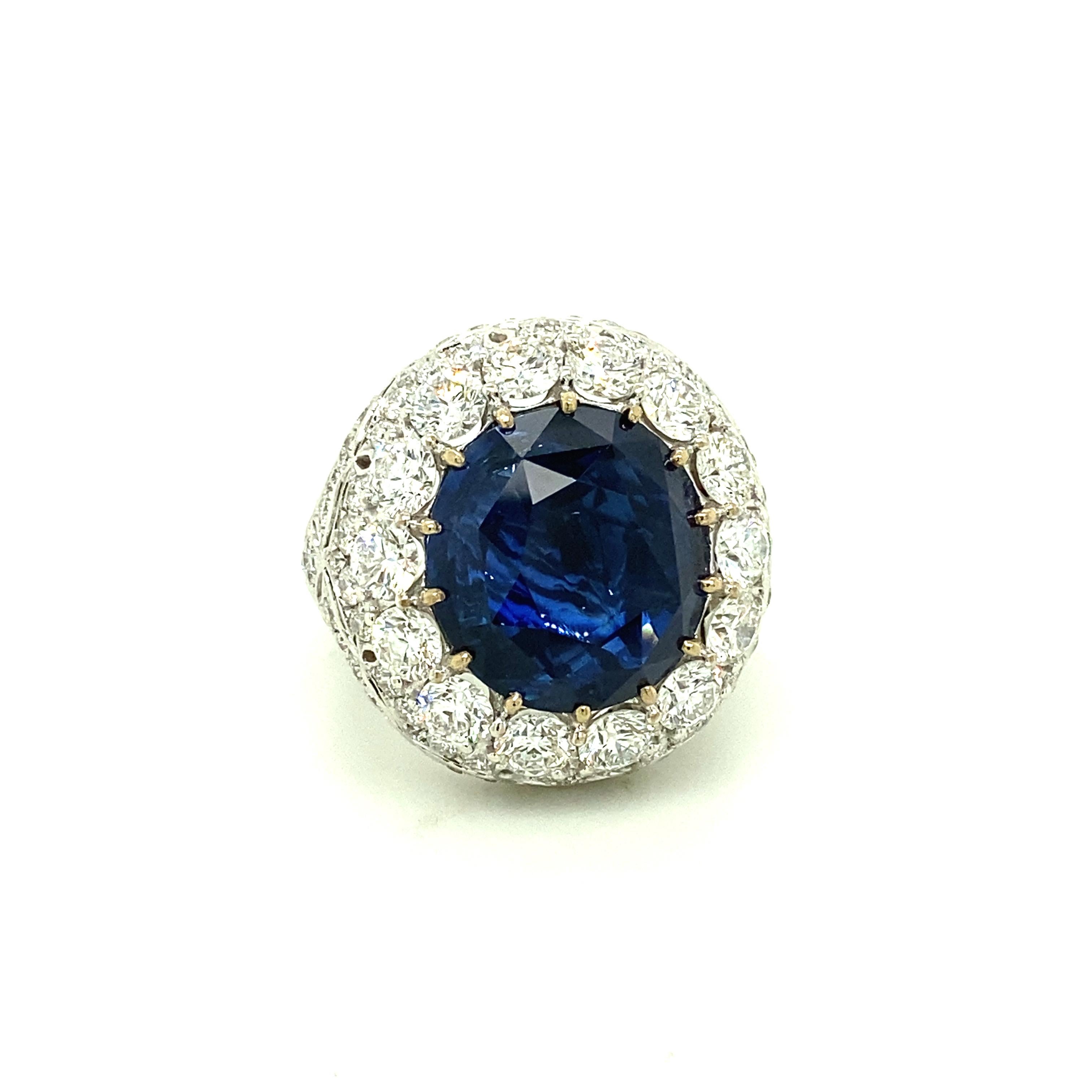 21,81 Karat IGI-zertifizierter Ceylon-Saphir und weißer Diamant Gold Cocktail-Ring:

Ein atemberaubender Ring mit einem riesigen blauen Saphir im Rundschliff von 21,81 Karat (IGI-zertifiziert) aus Ceylon (Sri Lanka), umgeben von einem Halo aus