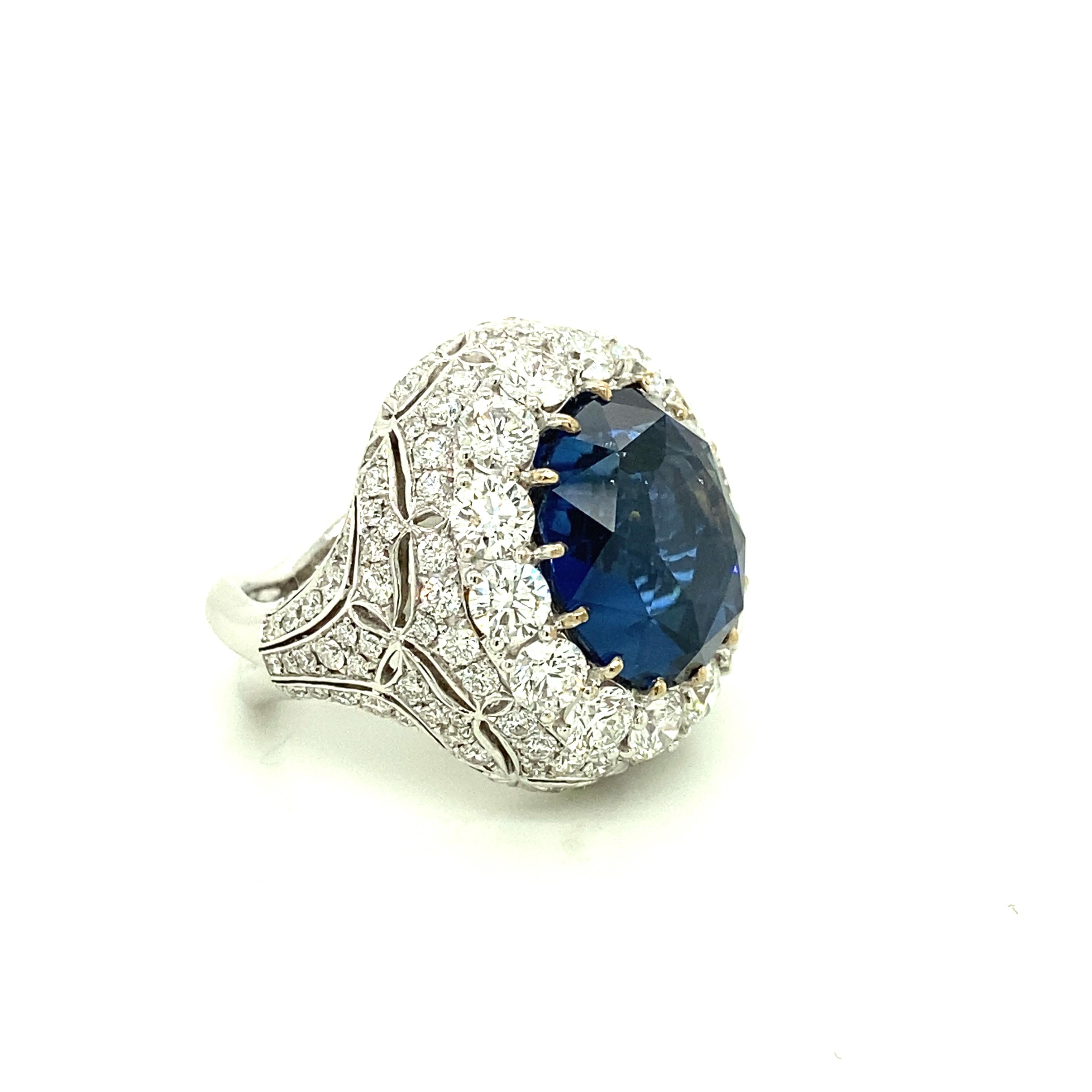 Contemporary 21.81 Carat IGI Certified Ceylon Sapphire and White Diamond Gold Cocktail Ring For Sale