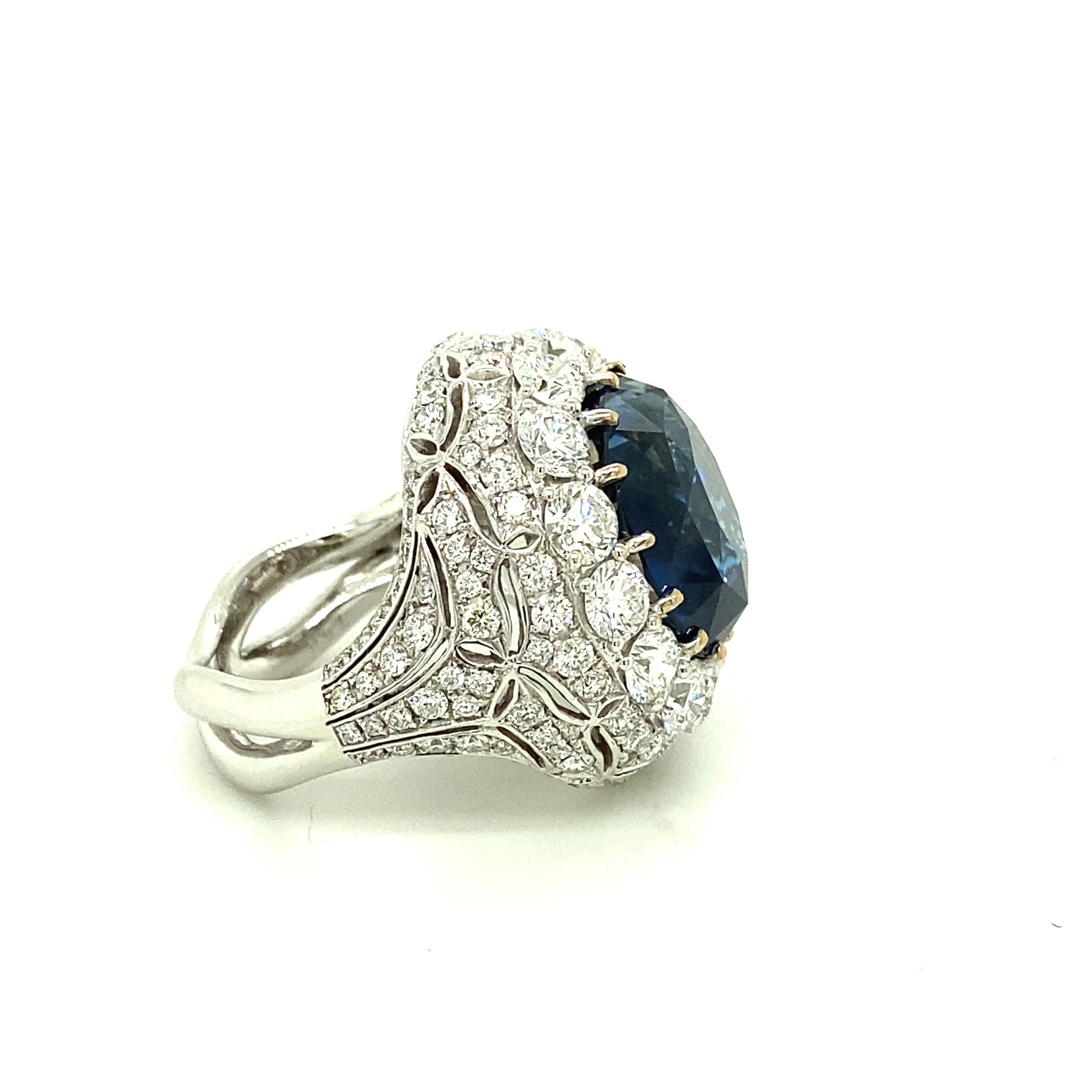 Round Cut 21.81 Carat IGI Certified Ceylon Sapphire and White Diamond Gold Cocktail Ring For Sale