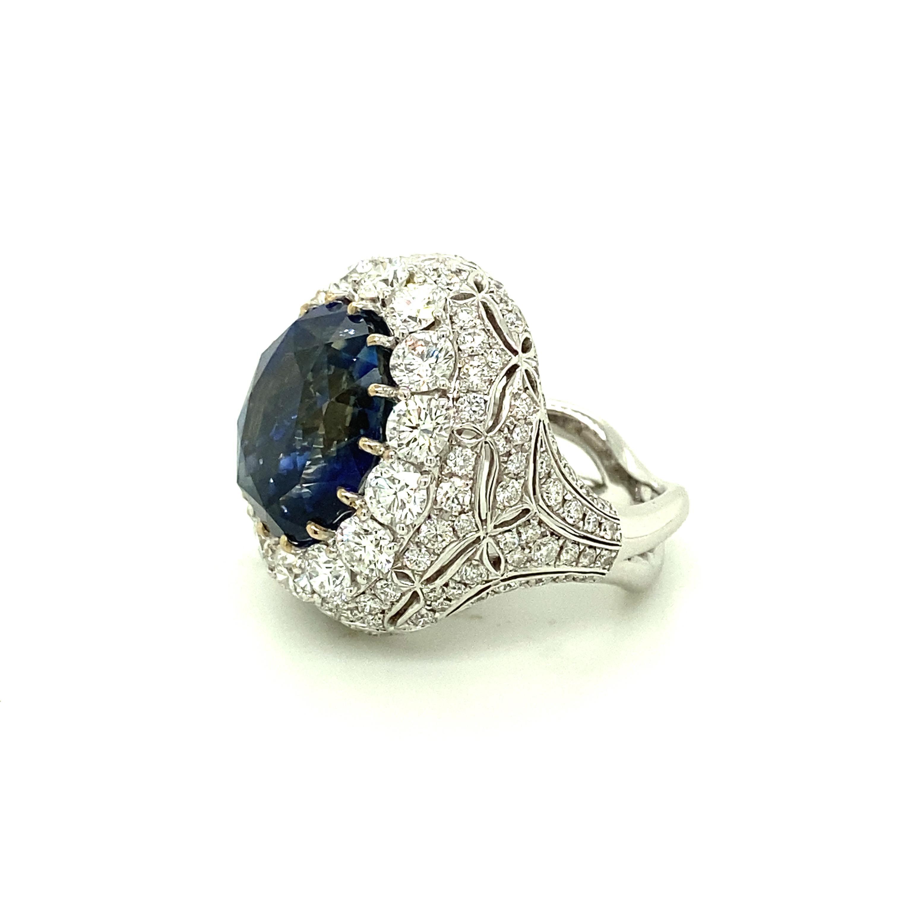 21.81 Carat IGI Certified Ceylon Sapphire and White Diamond Gold Cocktail Ring For Sale 2