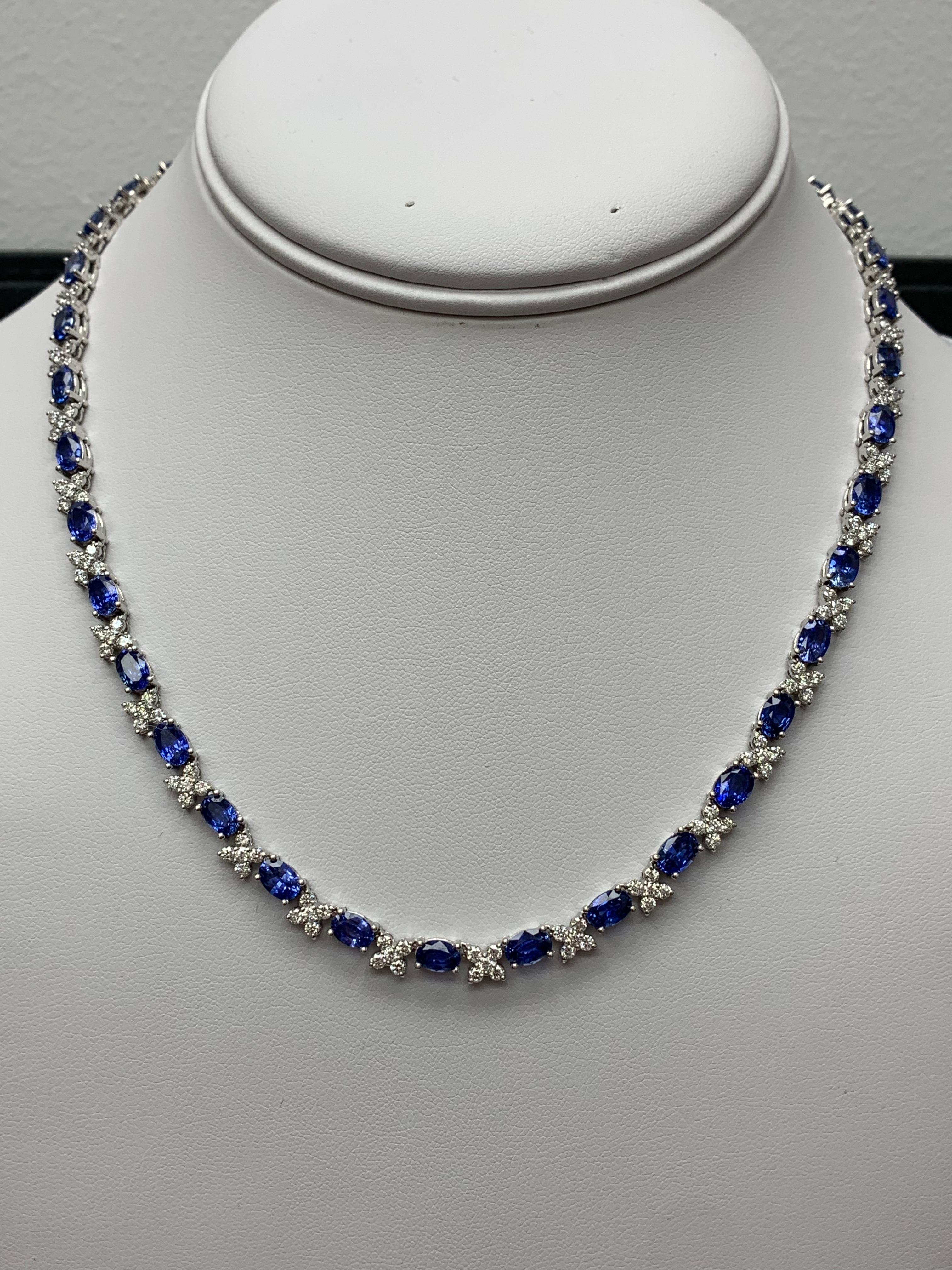 ¡Este precioso collar es un auténtico espectáculo! Presenta un encantador diseño con vibrantes zafiros azules de talla ovalada, muy apreciados por su impresionante color azul. El collar está elaborado con esmero y se complementa con brillantes