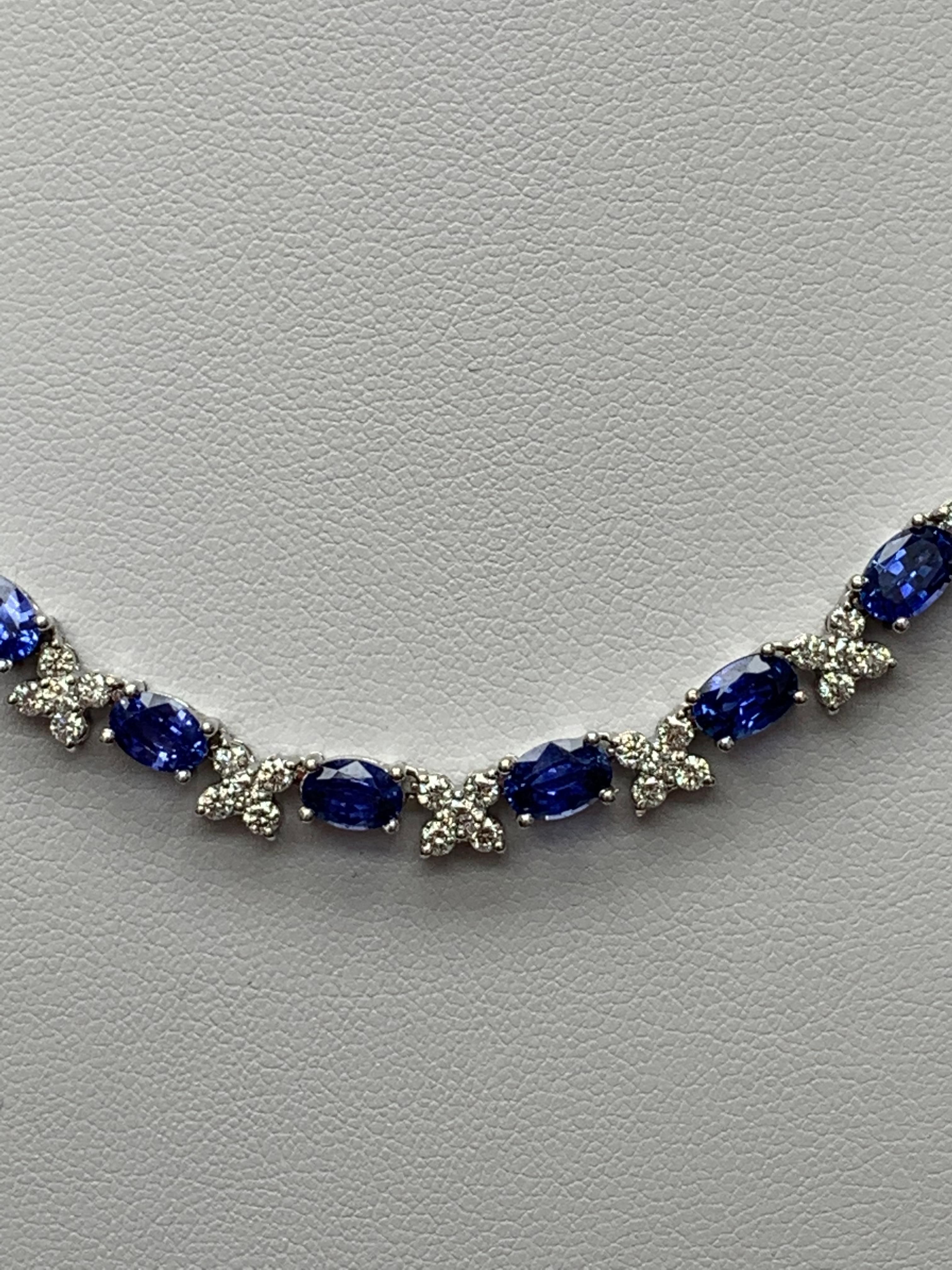 Collar de zafiro azul talla oval de 21,81 quilates y diamantes en oro blanco de 18 quilates Contemporáneo en venta
