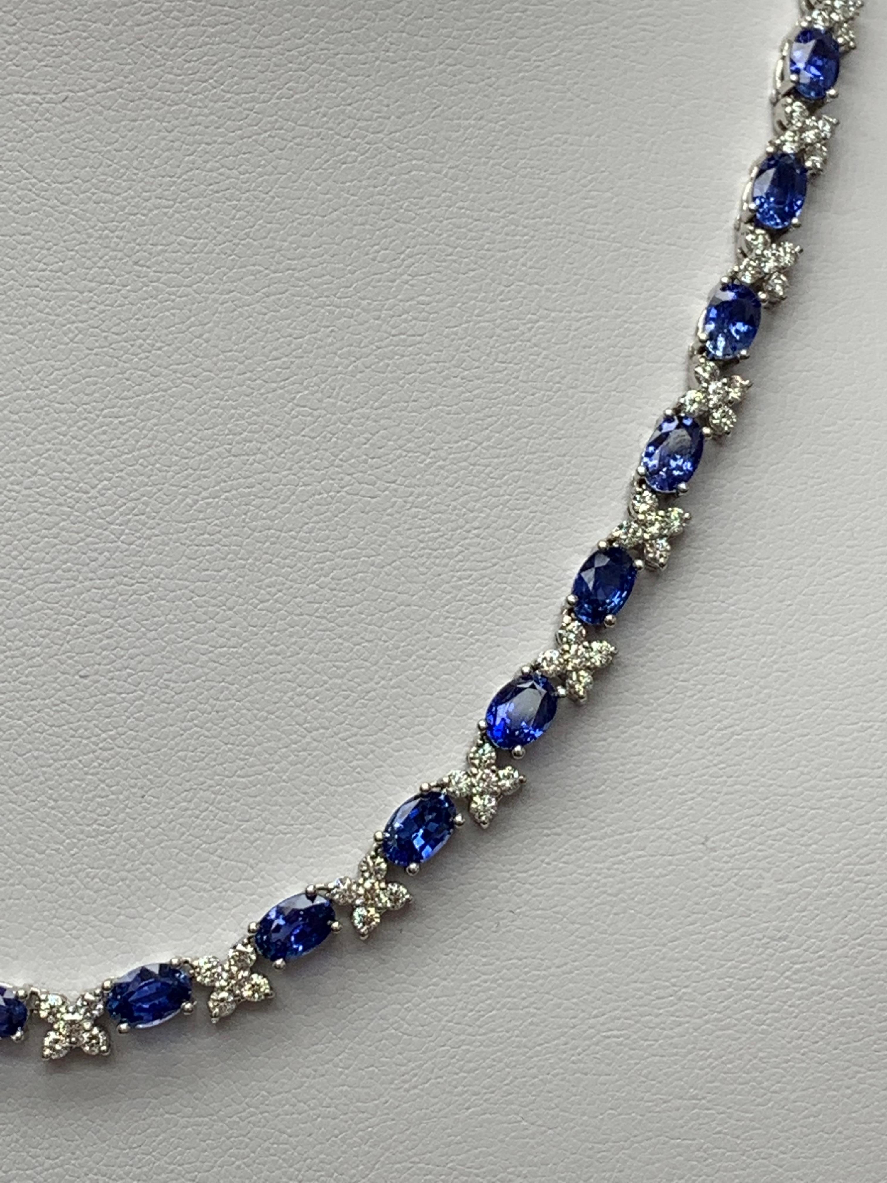 Collar de zafiro azul talla oval de 21,81 quilates y diamantes en oro blanco de 18 quilates Corte oval en venta
