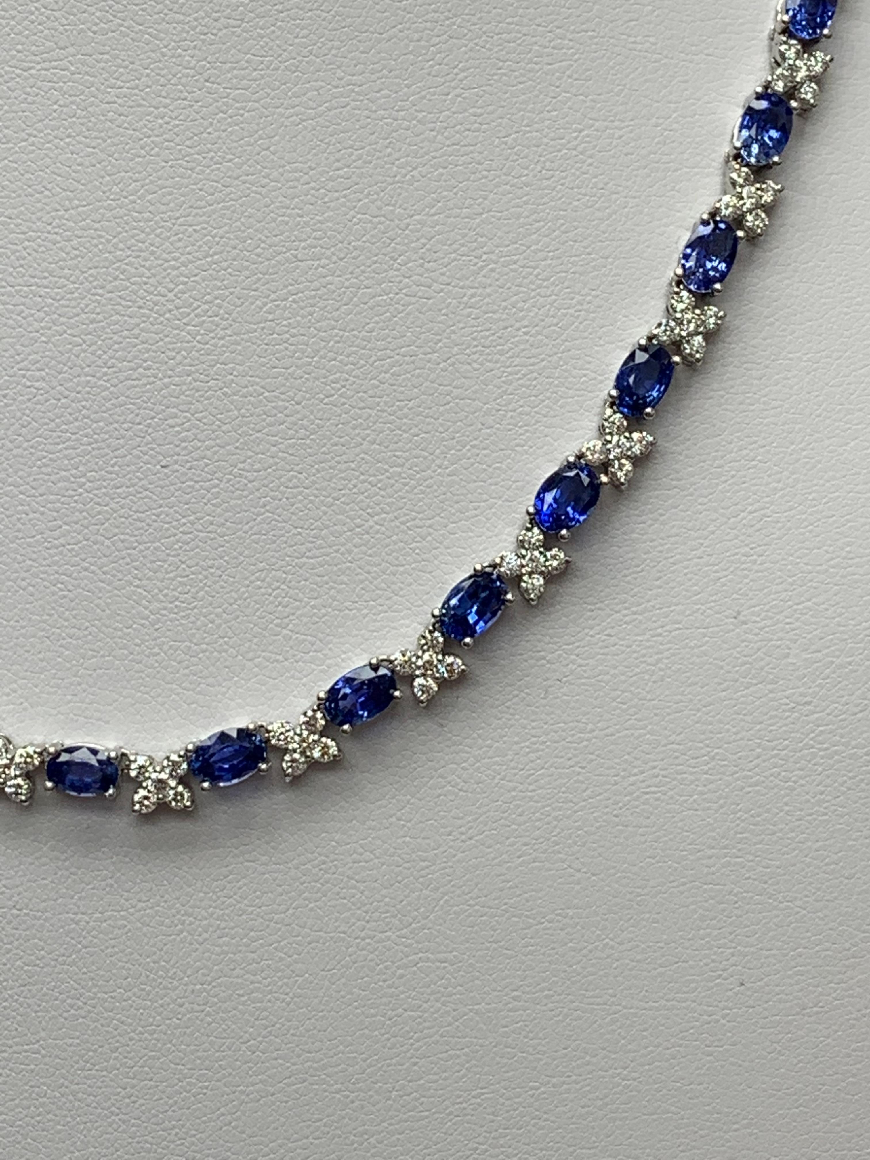Collar de zafiro azul talla oval de 21,81 quilates y diamantes en oro blanco de 18 quilates en venta 1