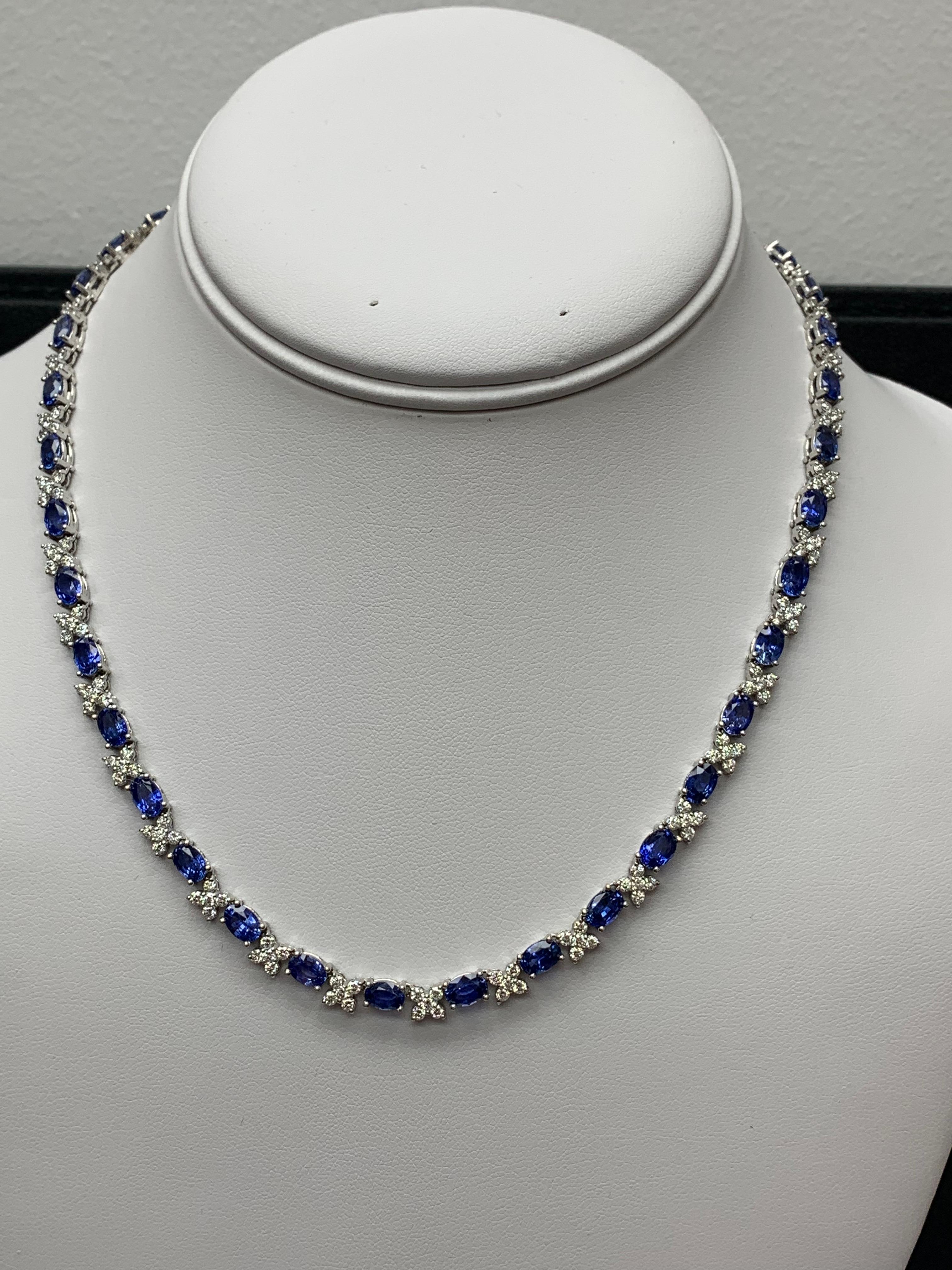 Collar de zafiro azul talla oval de 21,81 quilates y diamantes en oro blanco de 18 quilates en venta 3