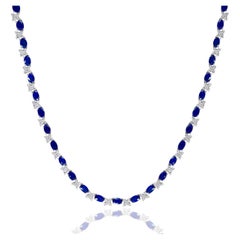 Collana con zaffiro blu taglio ovale e diamanti da 21,81 carati in oro bianco 18 carati