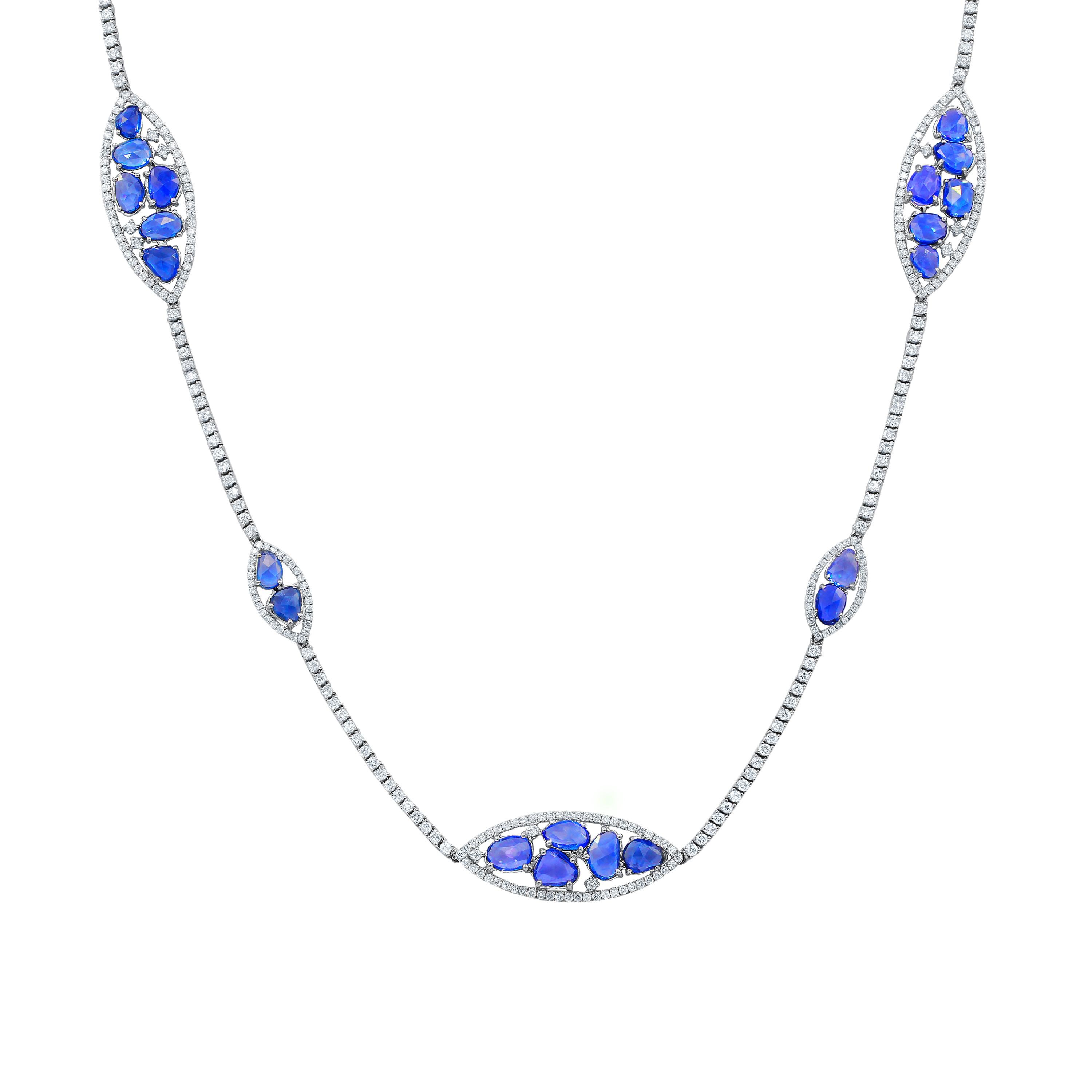 collier en or blanc 18 carats, diamants et saphirs bleus, motif de marquise avec des grappes de saphirs roses de formes multiples serties en griffes
Bordure et chaîne en diamants pavés.
Insert de la languette avec fermoir de sécurité
Longueur du