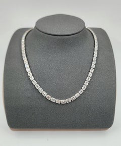 Collier d'émeraudes de 21,84 ct serti d'un chaton
