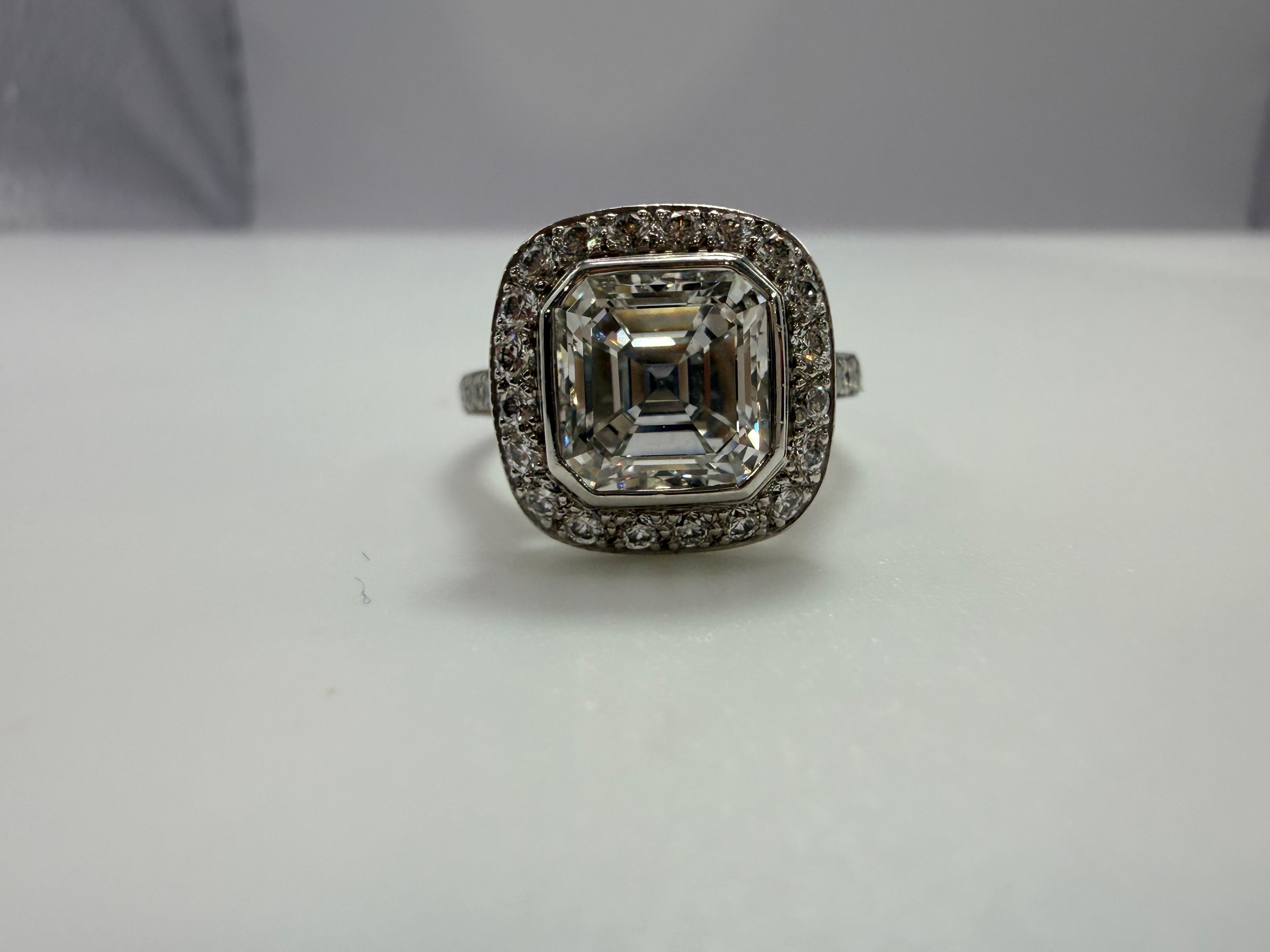 Anillo de diamantes certificado por el GIA con diamante Asscher central de 2,18 quilates, claridad VS1 y color H. ¡Impresionante anillo de compromiso con un suave halo!

**Todos los artículos salen de nuestras instalaciones con un certificado a