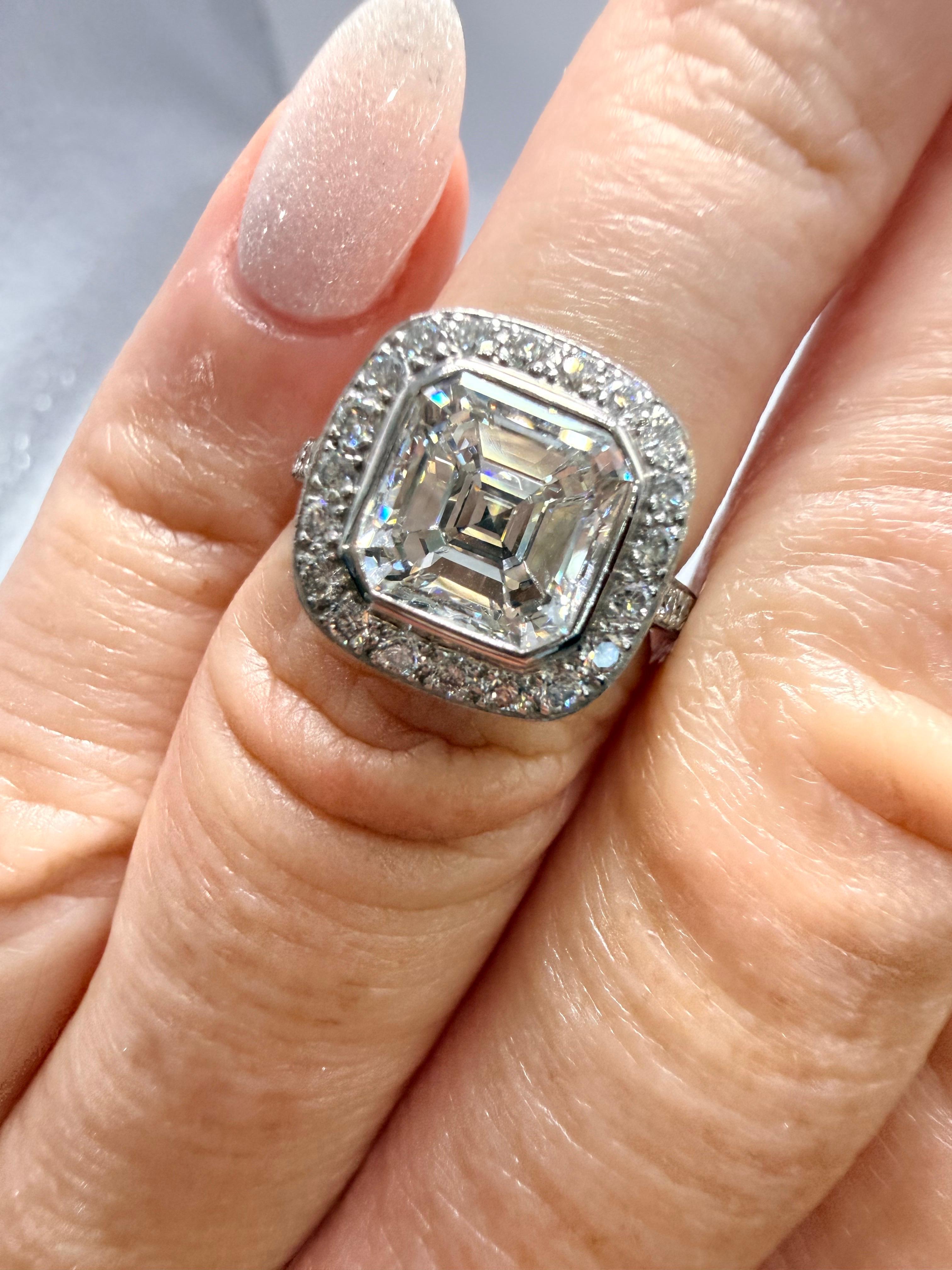 Anillo de compromiso talla Asscher de 2,18 ct certificado GIA en venta 4