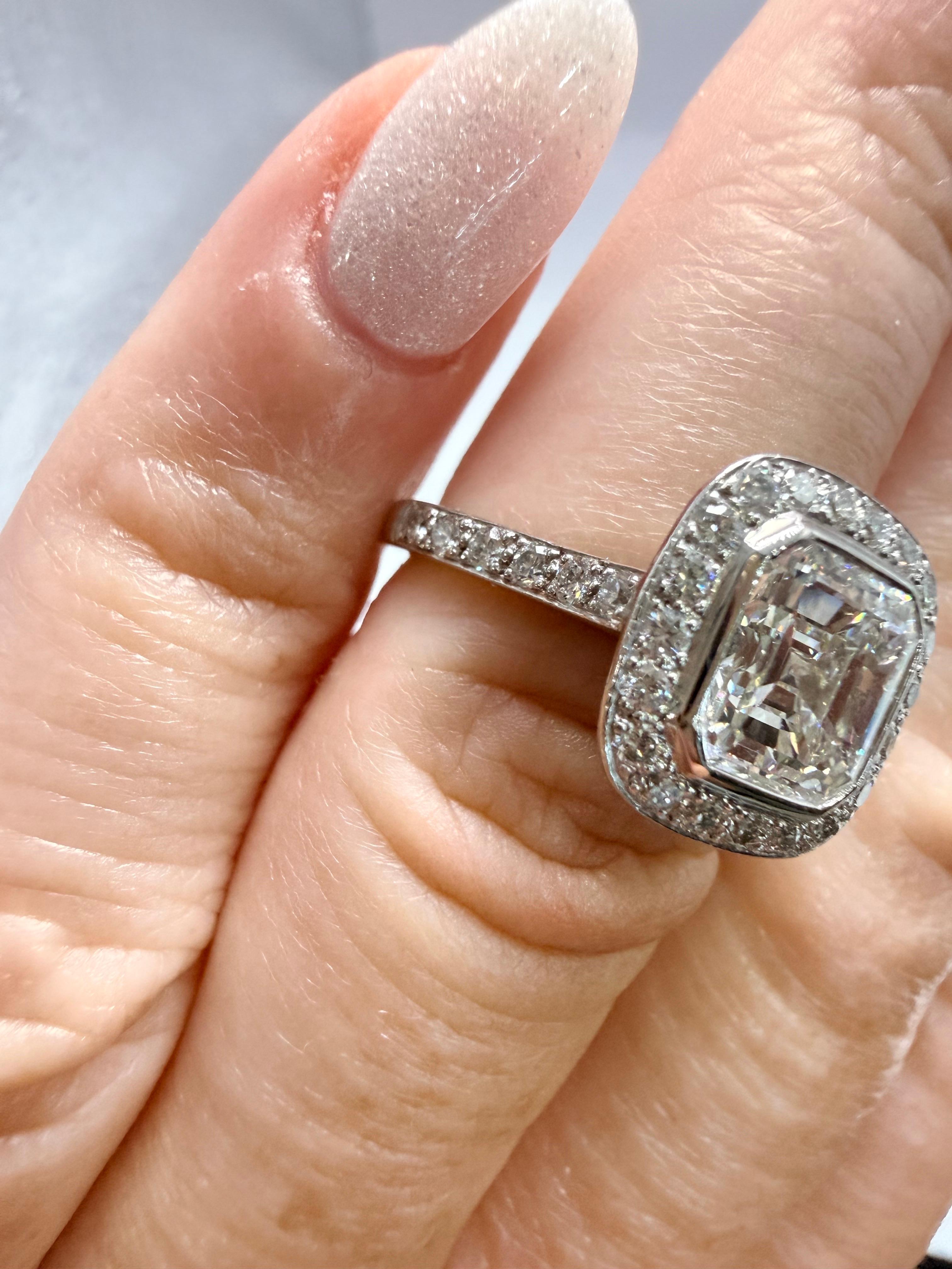 Anillo de compromiso talla Asscher de 2,18 ct certificado GIA en venta 5