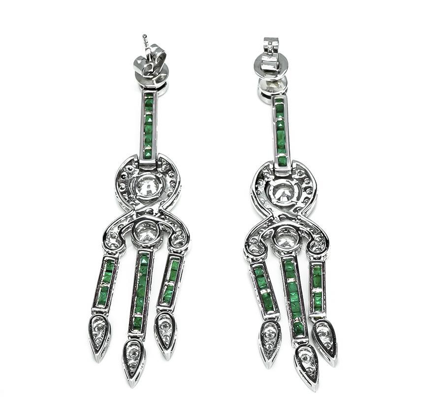 Orecchini pendenti con diamante da 2,18 carati e smeraldo da 1,44 carati In condizioni buone in vendita a New York, NY