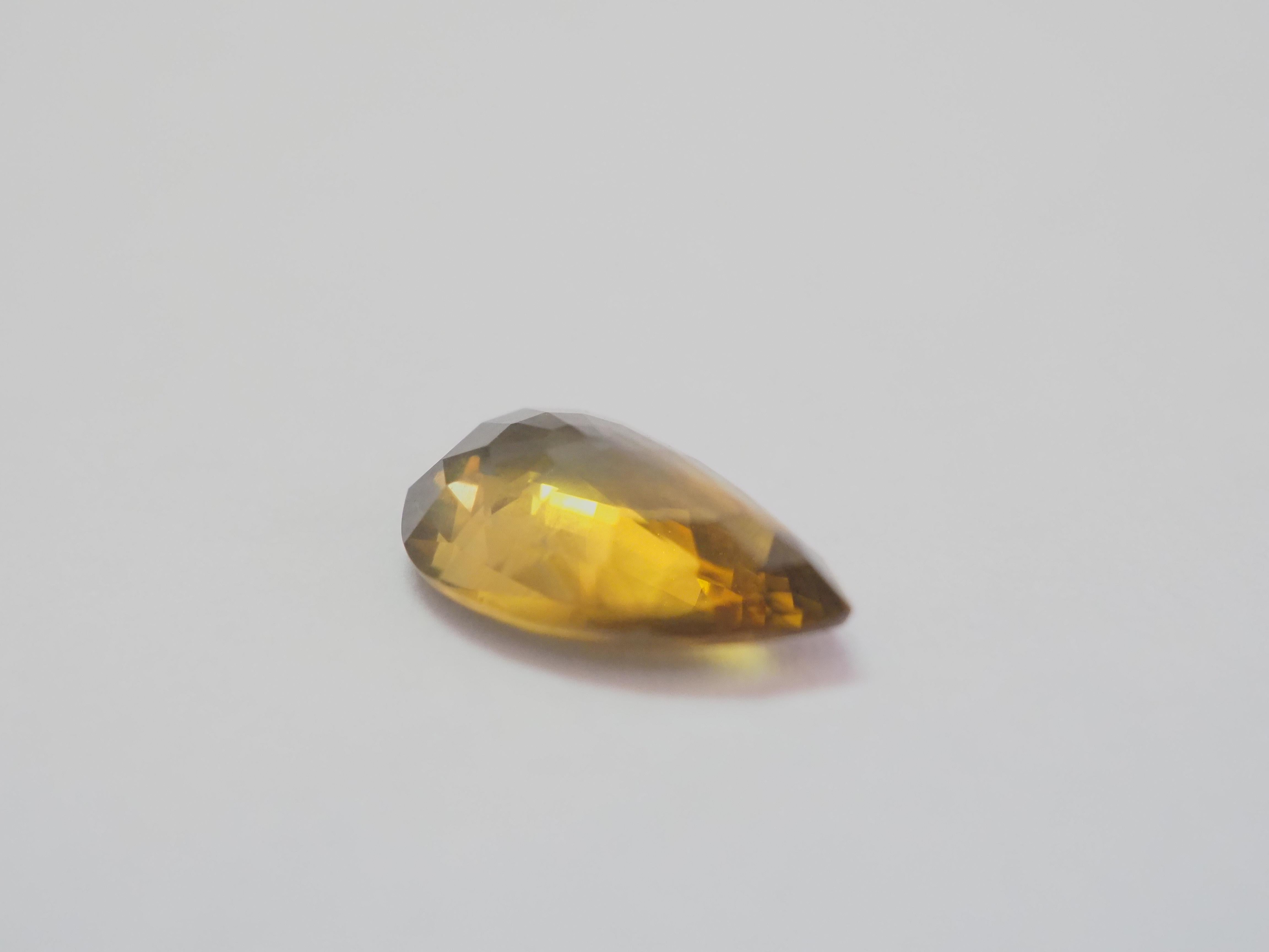 2.18ct Pear Greenish- Yellow Sapphire, No Heat In New Condition In เกาะสมุย, TH
