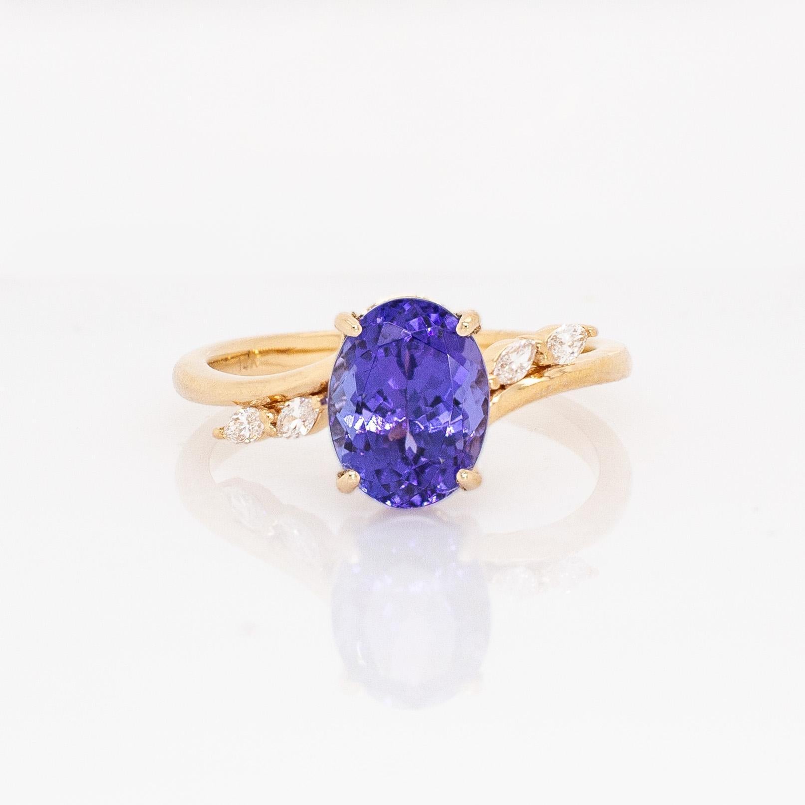 Contemporaneo Anello con tanzanite da 2,18 carati e accenti di diamanti Nature: Oro massiccio 14k, ovale 9x7mm in vendita