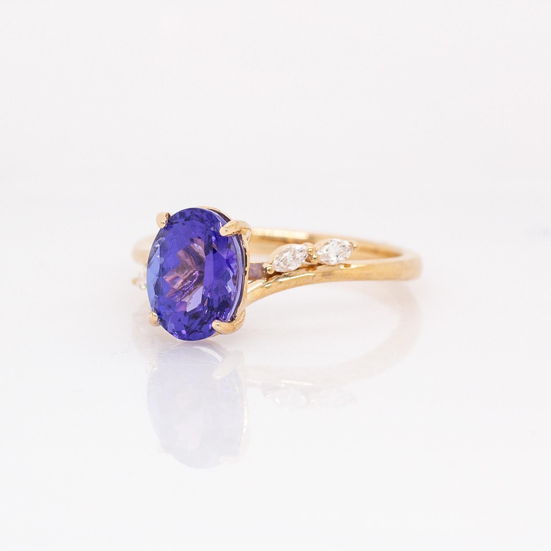 Taglio ovale Anello con tanzanite da 2,18 carati e accenti di diamanti Nature: Oro massiccio 14k, ovale 9x7mm in vendita