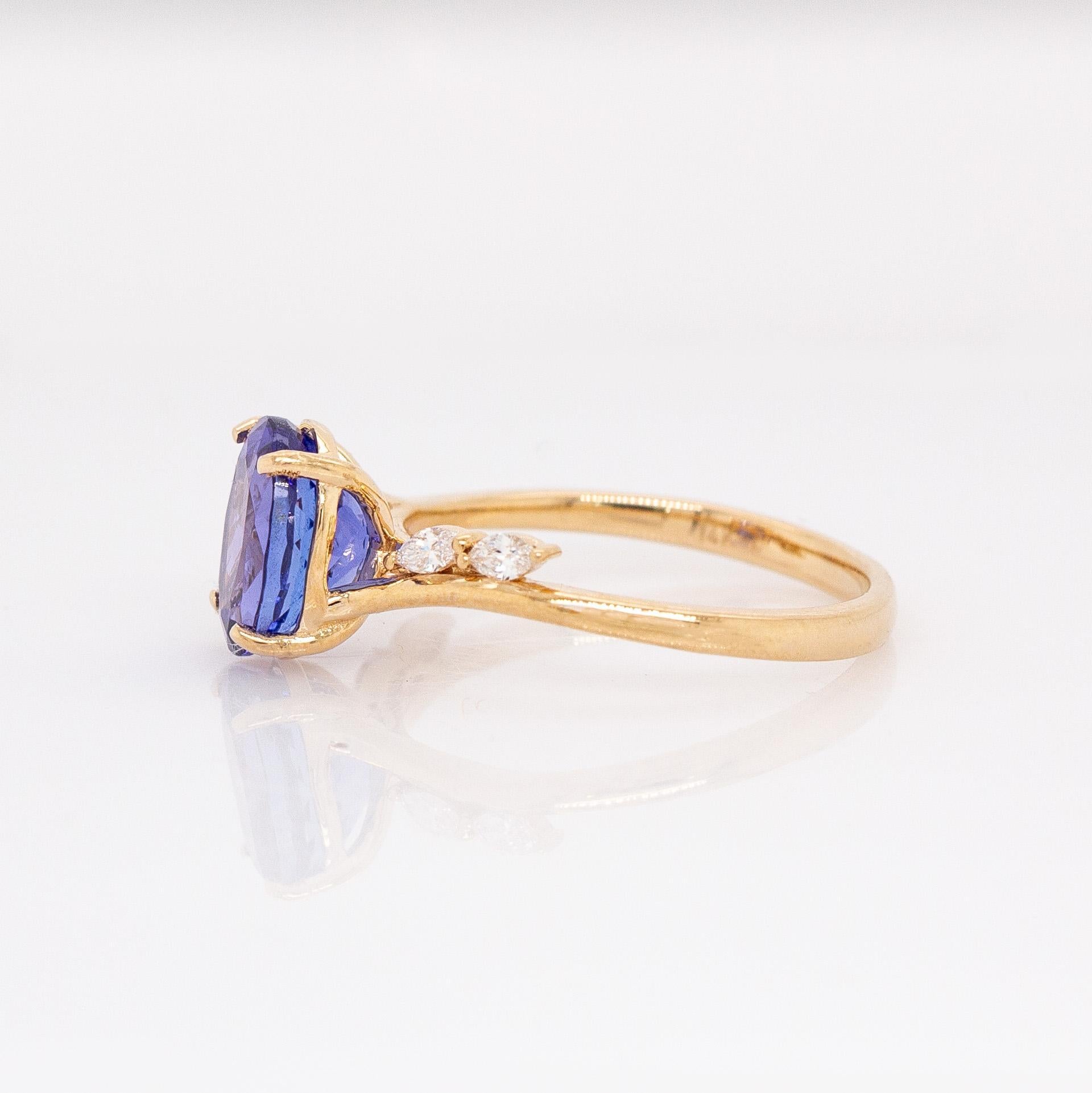 Anello con tanzanite da 2,18 carati e accenti di diamanti Nature: Oro massiccio 14k, ovale 9x7mm In condizioni Nuovo in vendita a Columbus, OH