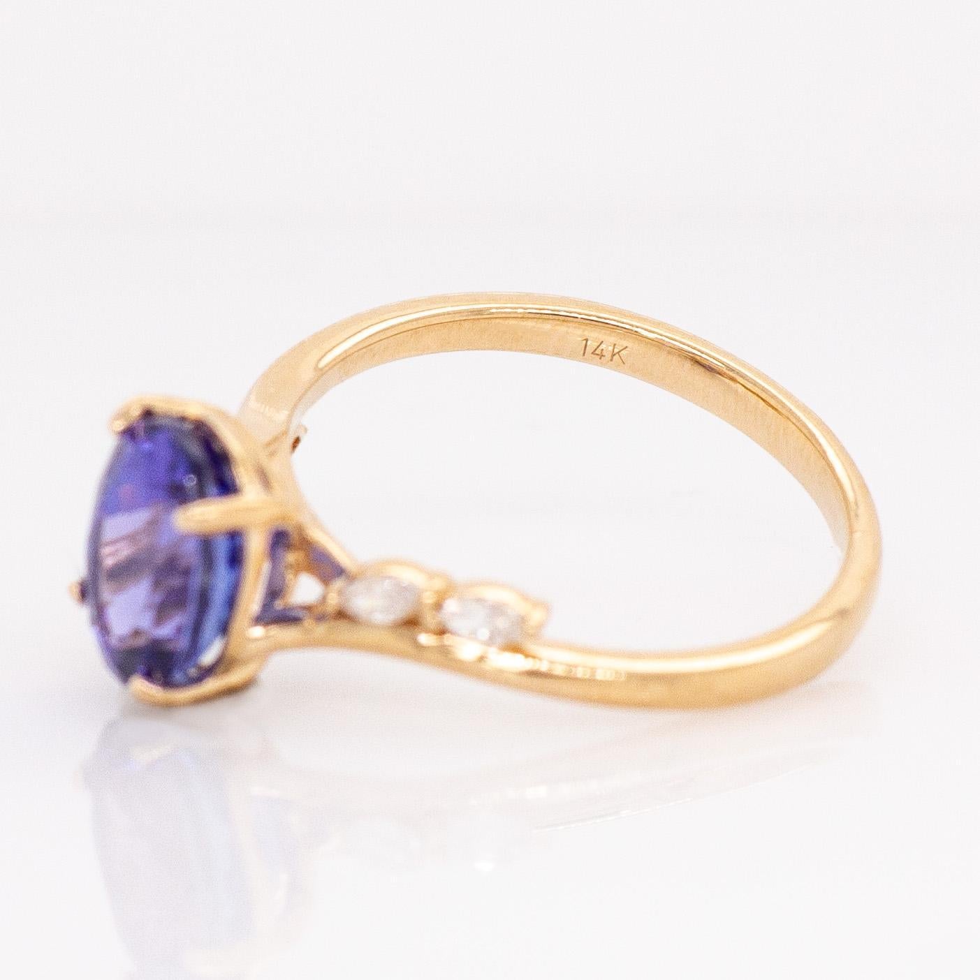 Anello con tanzanite da 2,18 carati e accenti di diamanti Nature: Oro massiccio 14k, ovale 9x7mm in vendita 1