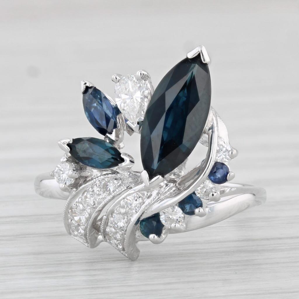 Información sobre la gema:
- Zafiros naturales -
Quilates totales - 1,79ctw 
Talla - Marquesa 1,43, Brillantes redondos y marquesa 0,36ctw
Color - Azul oscuro
Tratamiento - Calentado

- Diamantes naturales -
Quilates totales - 0,39ctw
Corte -