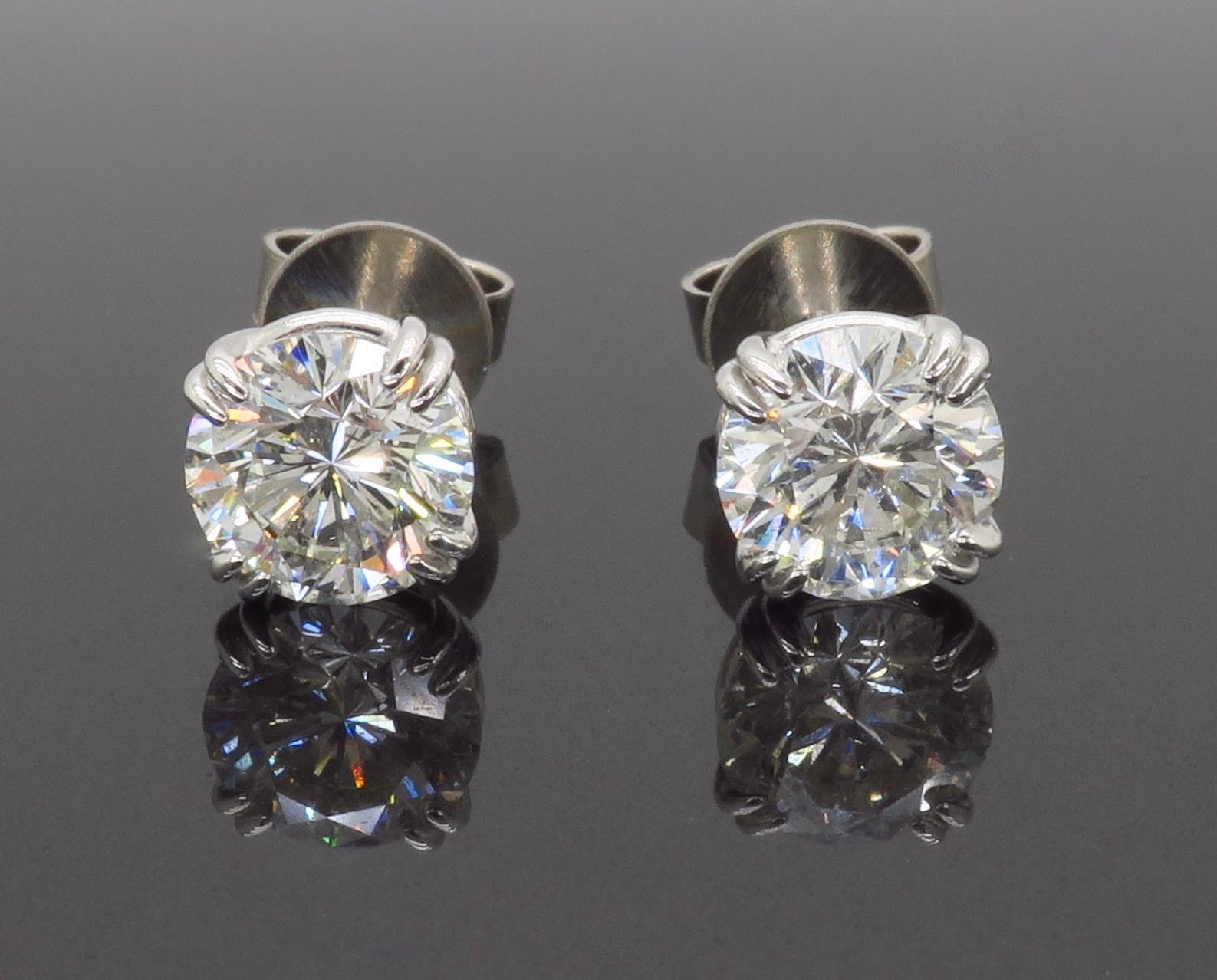 Atemberaubende 2,18ctw zertifizierte Leo-Diamant-Ohrstecker, eingefasst in doppelte Krallen-Zacken-Körbe aus 14k Weißgold. 

Diamant #1: 1.10CT Runder Leo Diamant mit G-H Farbe und SI1-SI2 Reinheit, der Diamant ist mit 