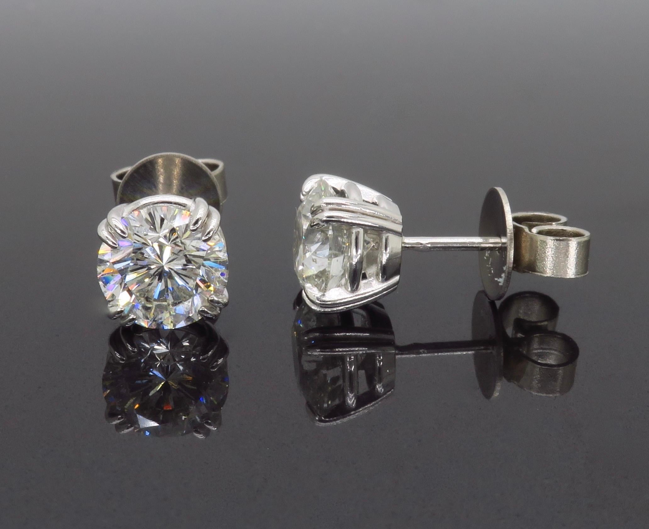 2,18 Karat Ohrstecker mit doppelter Klauenkrause (Rundschliff)