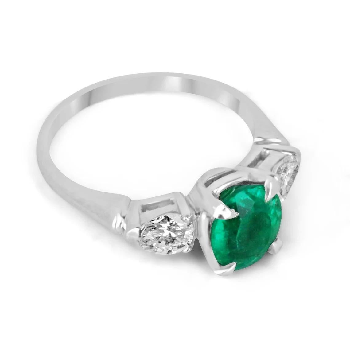 Cette magnifique bague de fiançailles est ornée d'une émeraude ovale de 1,48 carat, connue pour sa couleur vert foncé exquise, sa clarté unique et son éclat brillant. L'émeraude est élégamment sertie dans une orientation nord-sud avec quatre