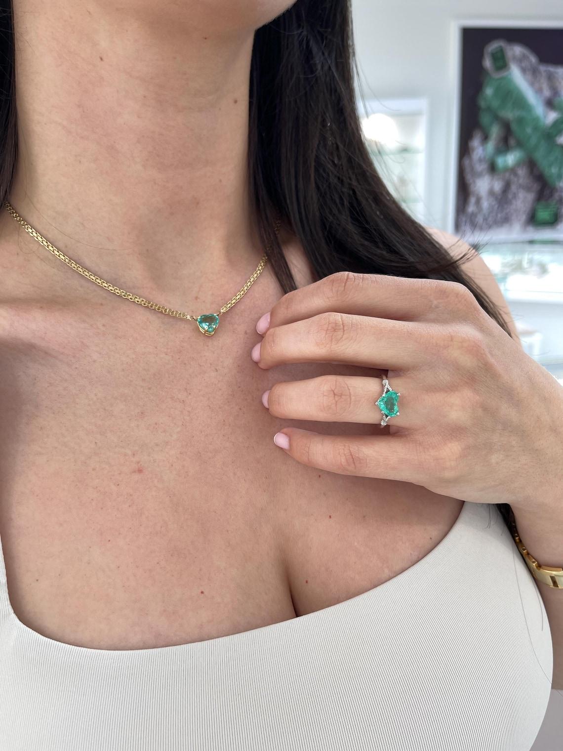 2,19 Karat Bluish Green Heart Cut kolumbianischer Smaragd-Anhänger Halskette (Moderne) im Angebot