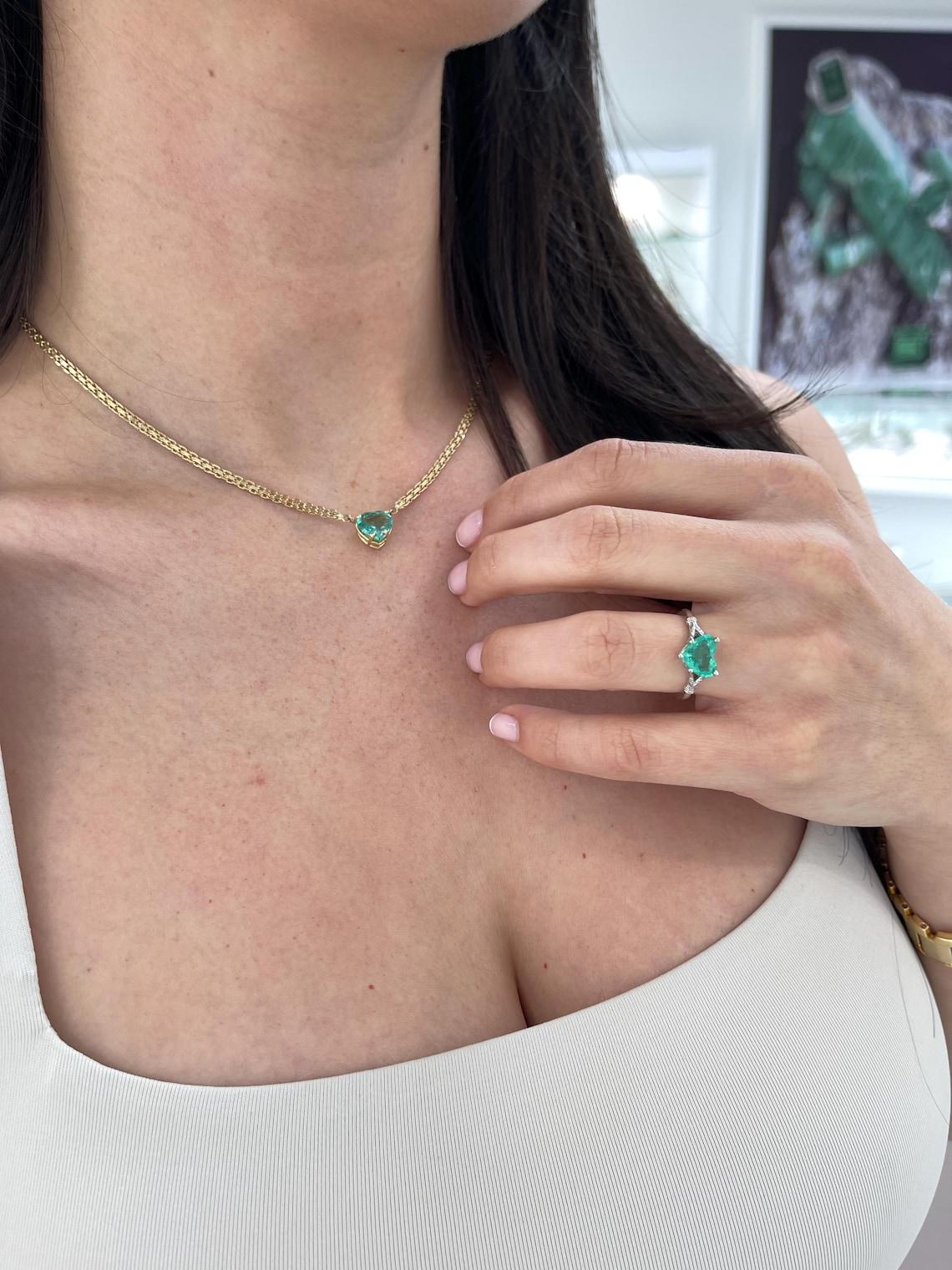 2,19 Karat Bluish Green Heart Cut kolumbianischer Smaragd-Anhänger Halskette (Herzschliff) im Angebot