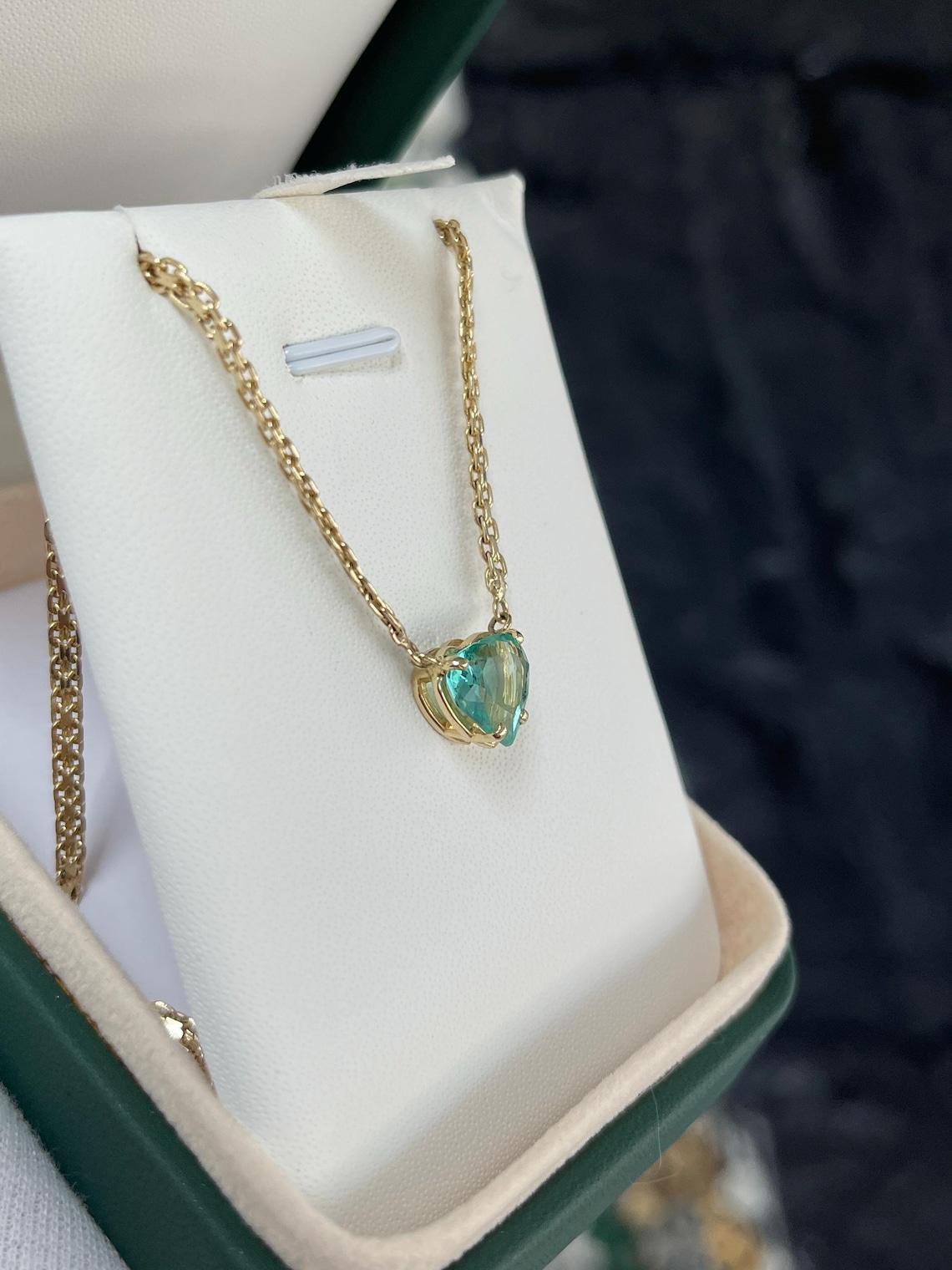2,19 Karat Bluish Green Heart Cut kolumbianischer Smaragd-Anhänger Halskette Damen im Angebot