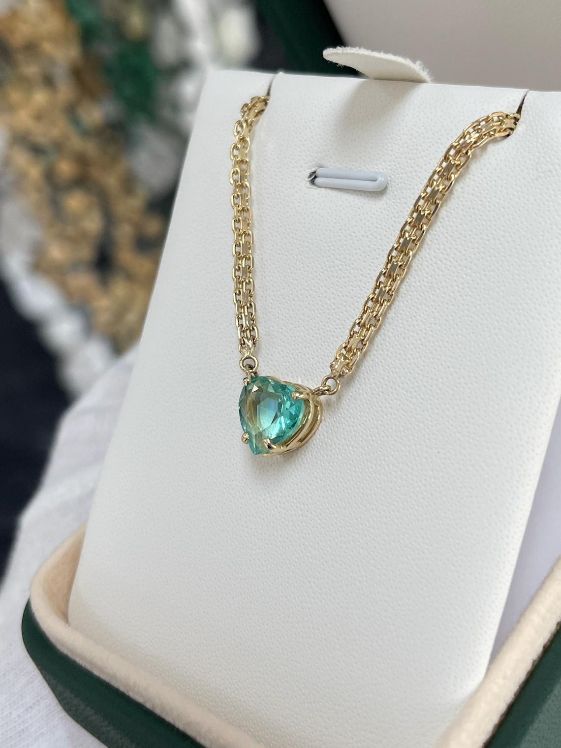 2,19 Karat Bluish Green Heart Cut kolumbianischer Smaragd-Anhänger Halskette im Angebot 1