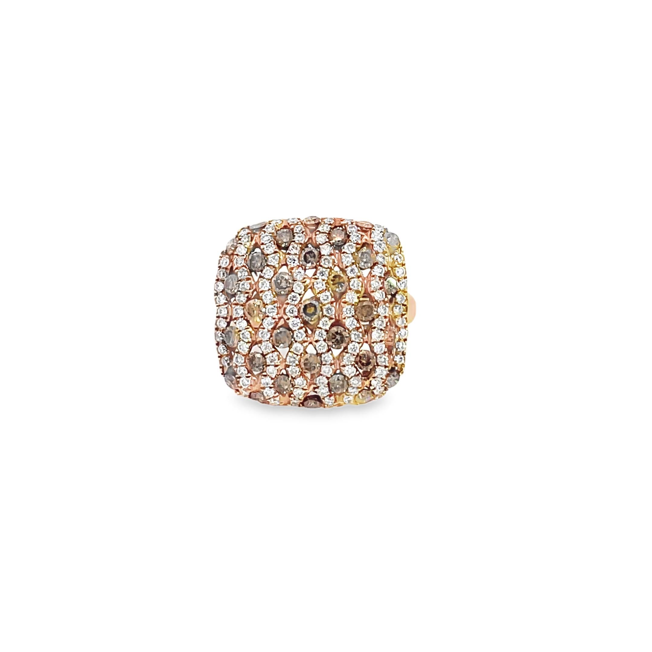 Questo anello con diamante marrone e bianco è un accessorio straordinario e senza tempo che può aggiungere un tocco di glamour e raffinatezza a qualsiasi abbigliamento. 

Questo anello presenta 2,19 carati di diamanti rotondi bianchi e marroni. 