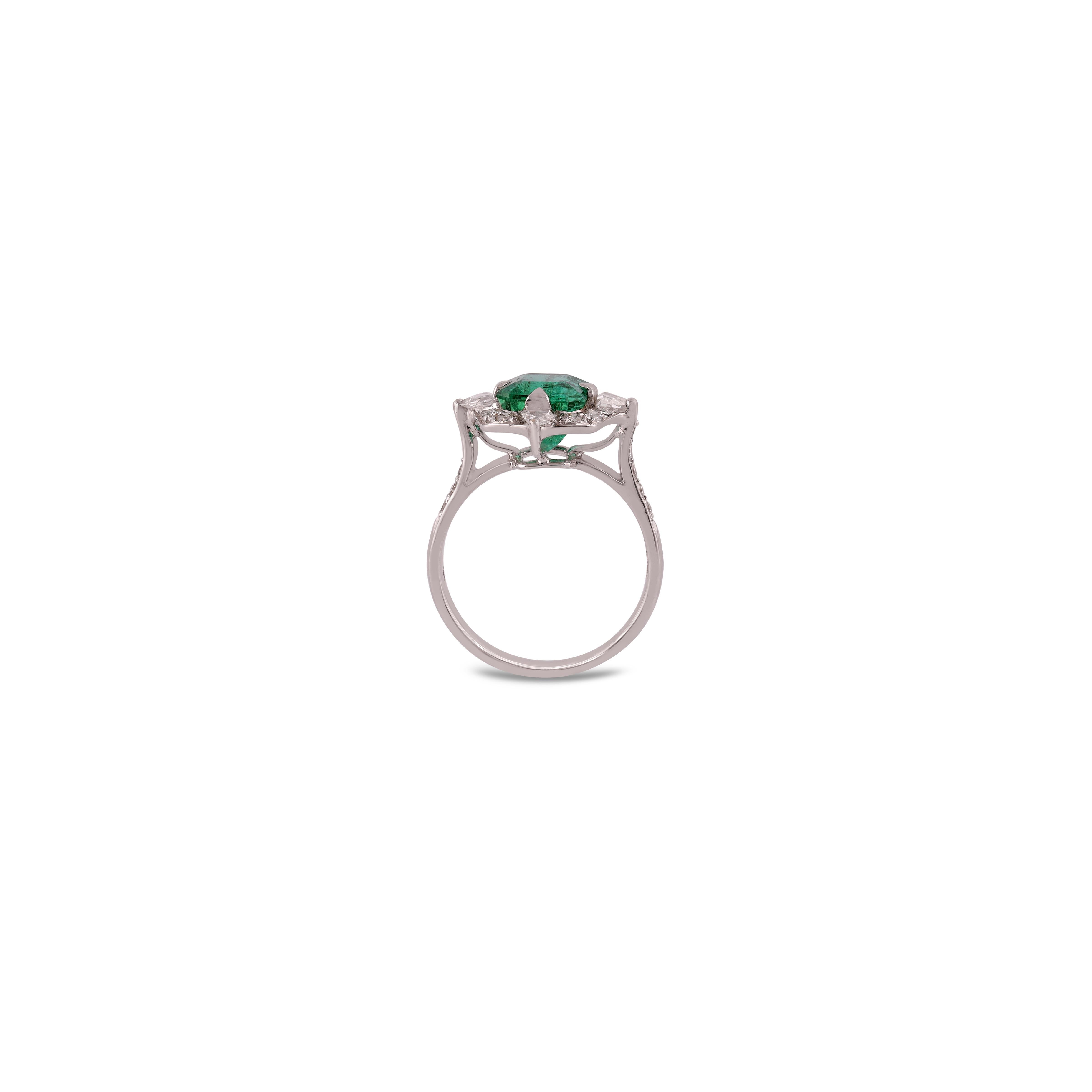 Contemporary 2.19 Carat Clear Zambian Emerald & Diamond Cluster Ring in 18Karat Gold For Sale