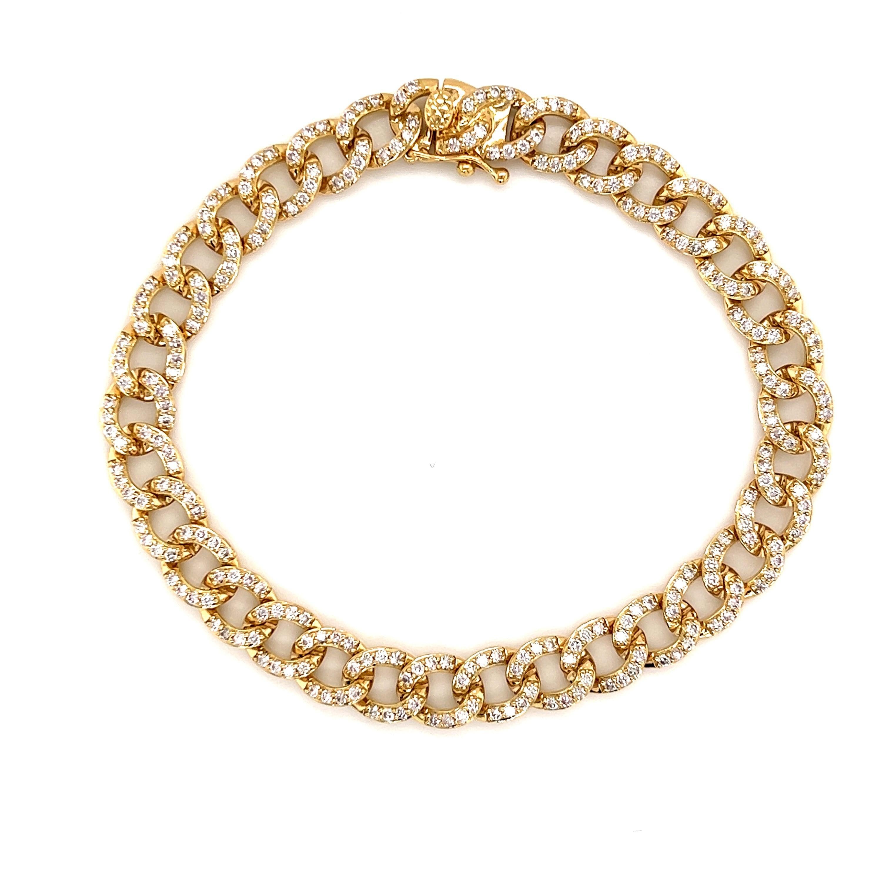 Bracelet moderne à maillons cubains en diamant.
653 diamants ronds, 2,19 carats au total. Couleur F/G et pureté SI. Or jaune 18k, 13.28 grammes, 7 pouces.
Sur demande, une évaluation à jour par un GIA G.G. est fournie après l'achat. Veuillez nous