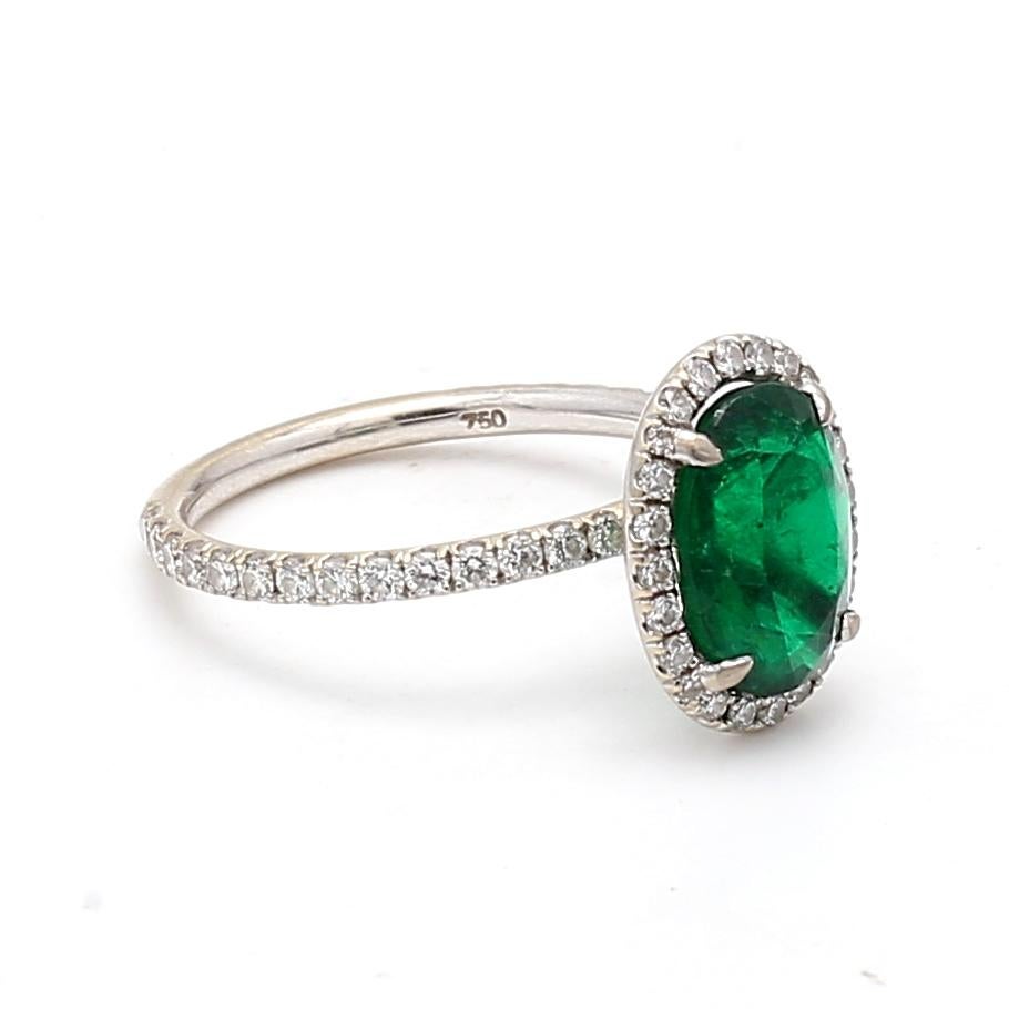 2,19 Karat Smaragd 0,60 Karat runder Diamant 18 Karat Weißgold Halo-Ring (Ovalschliff) im Angebot