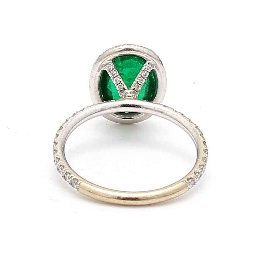 2,19 Karat Smaragd 0,60 Karat runder Diamant 18 Karat Weißgold Halo-Ring im Zustand „Gut“ im Angebot in New York, NY