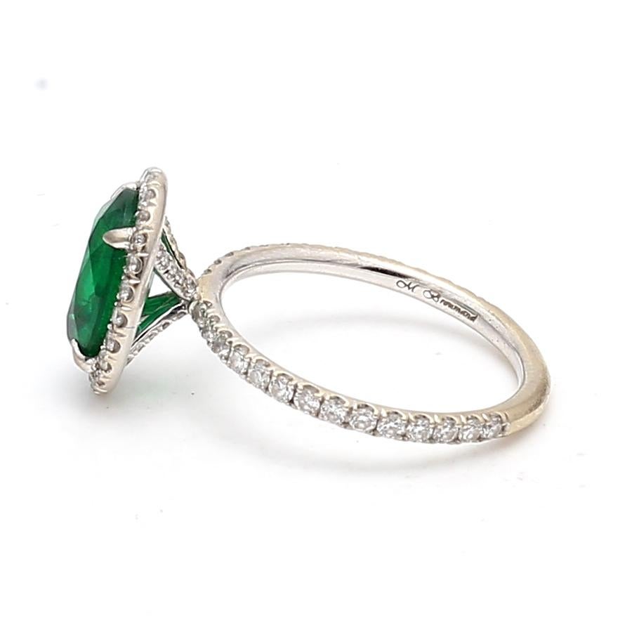 2,19 Karat Smaragd 0,60 Karat runder Diamant 18 Karat Weißgold Halo-Ring Damen im Angebot