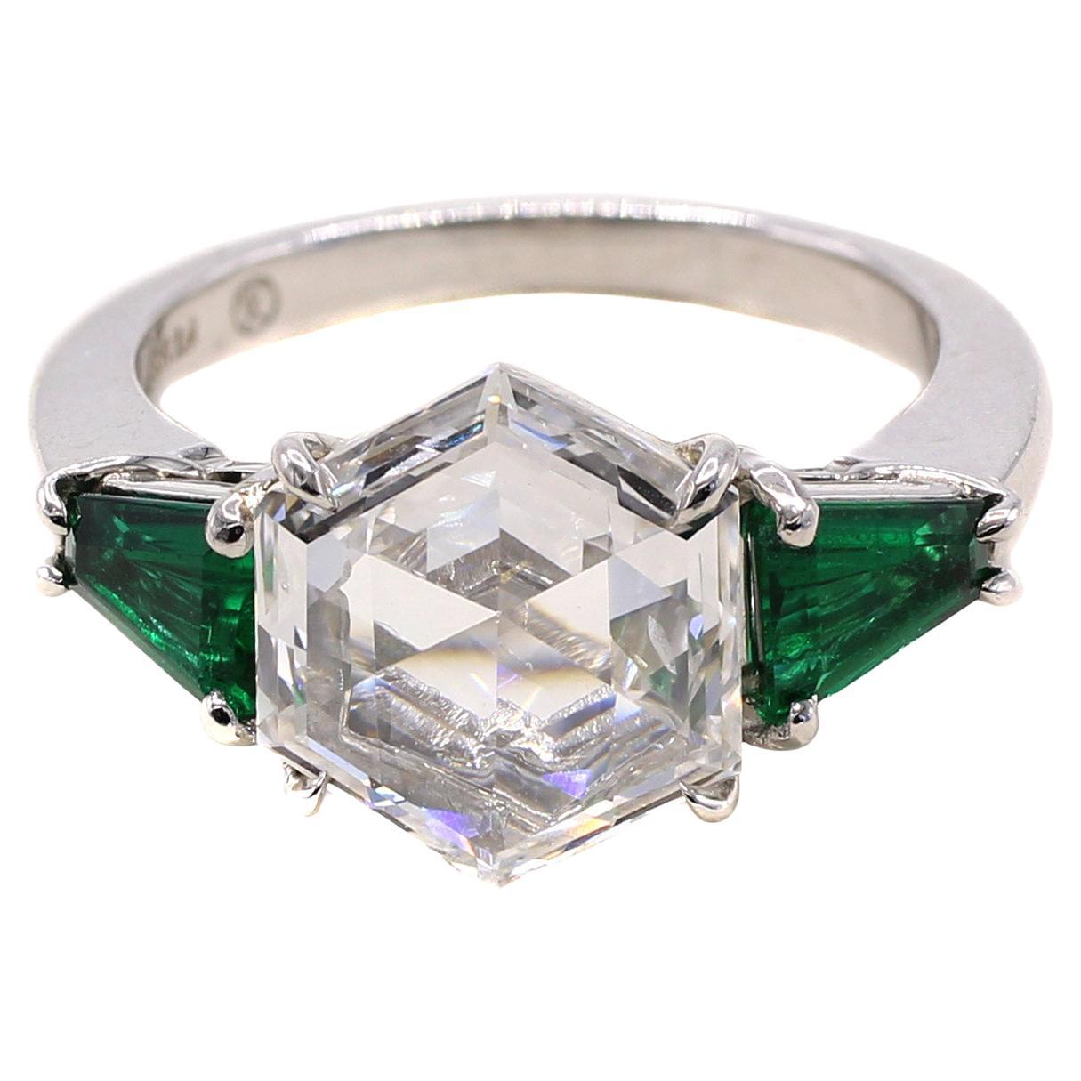 2,19 Karat Sechseckiger Diamant-Smaragd-Platin-Verlobungsring