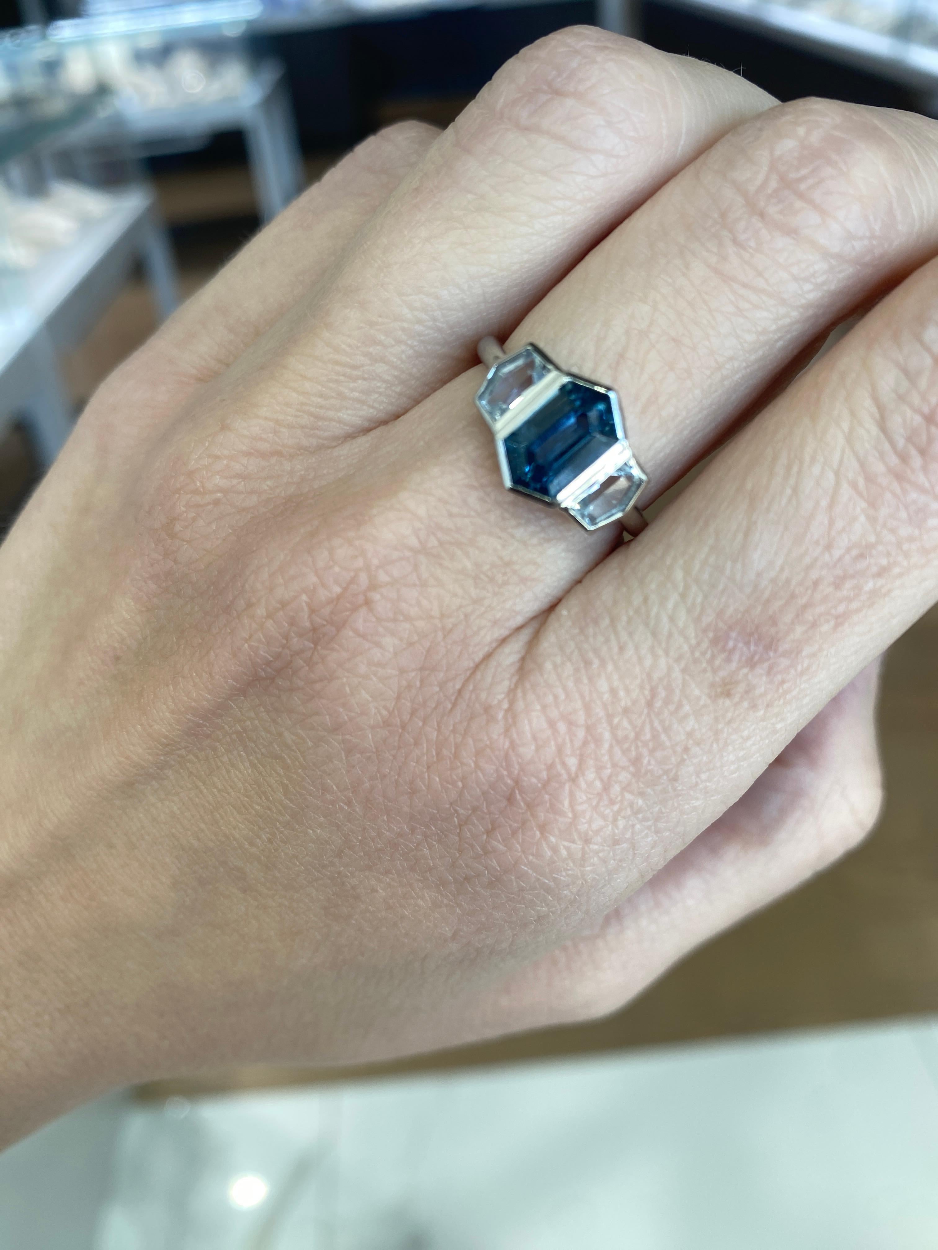 Platinring mit 2,19 Karat sechseckigem natürlichem blauem Saphir und Diamant 7