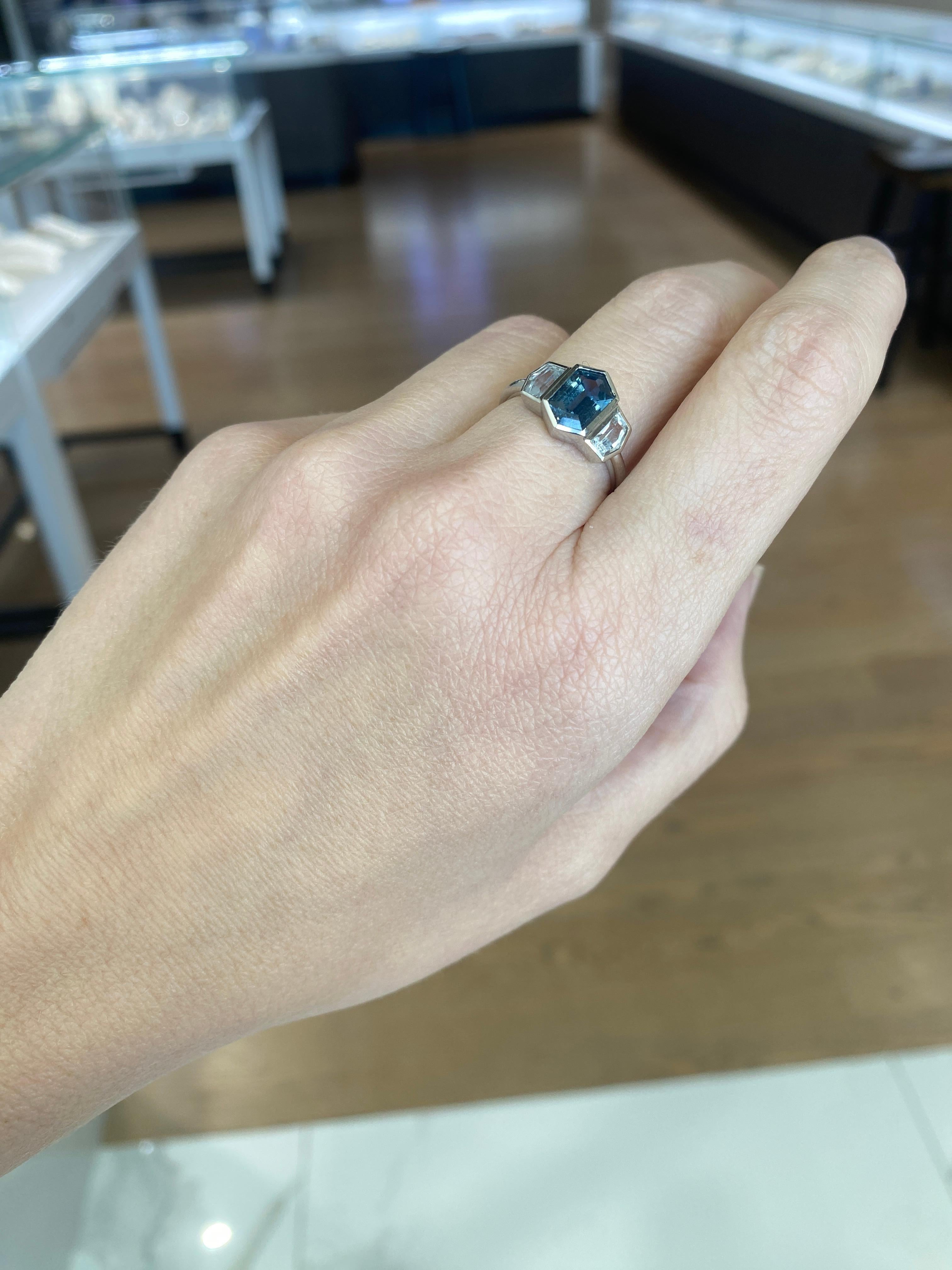 Platinring mit 2,19 Karat sechseckigem natürlichem blauem Saphir und Diamant 9