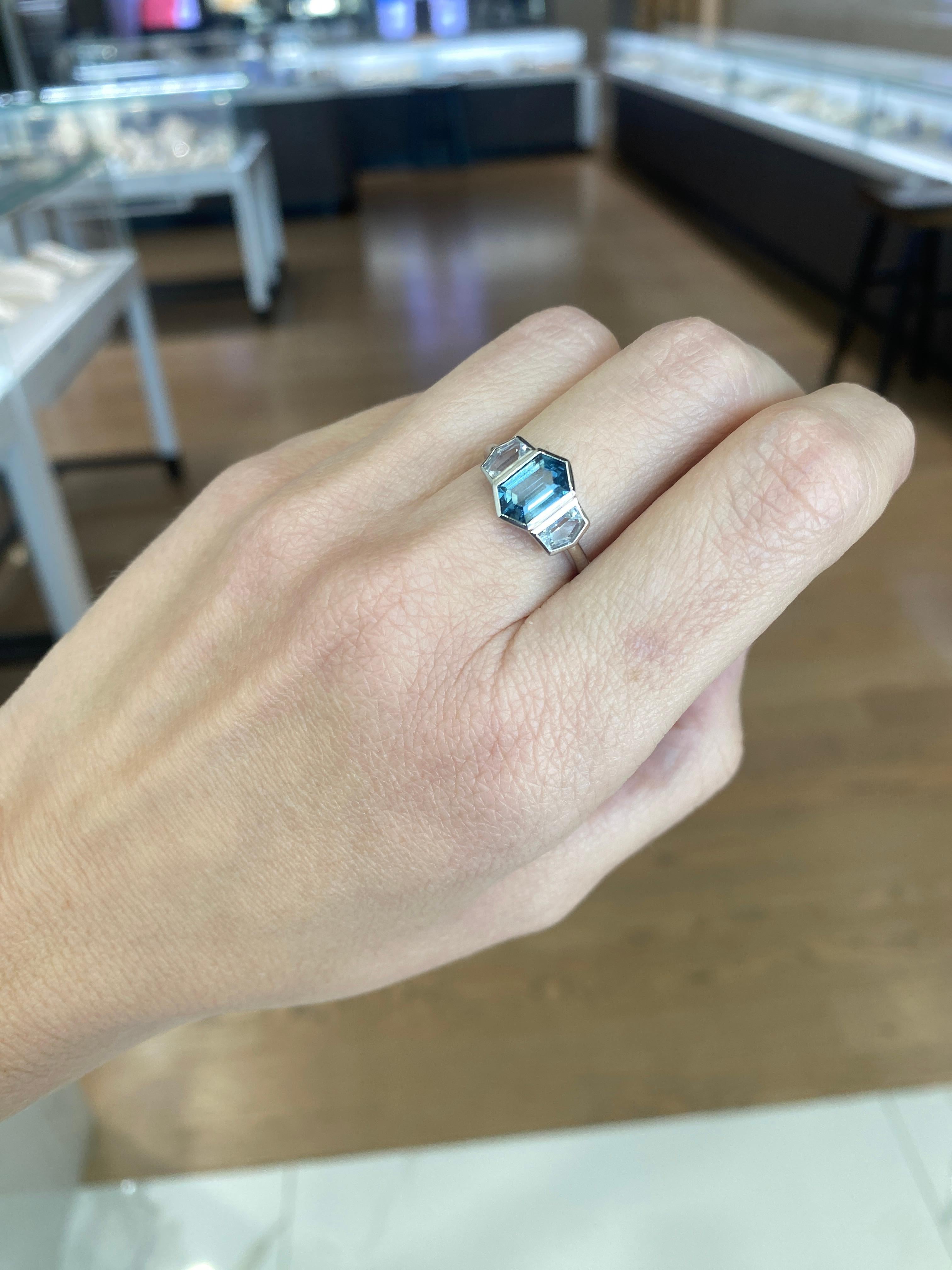 Platinring mit 2,19 Karat sechseckigem natürlichem blauem Saphir und Diamant 11
