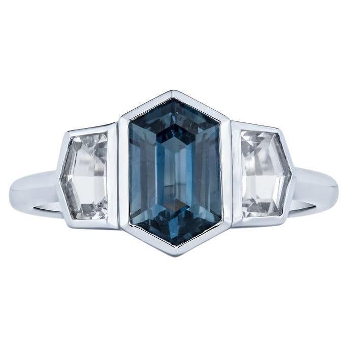 Platinring mit 2,19 Karat sechseckigem natürlichem blauem Saphir und Diamant