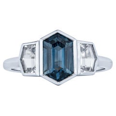 Platinring mit 2,19 Karat sechseckigem natürlichem blauem Saphir und Diamant