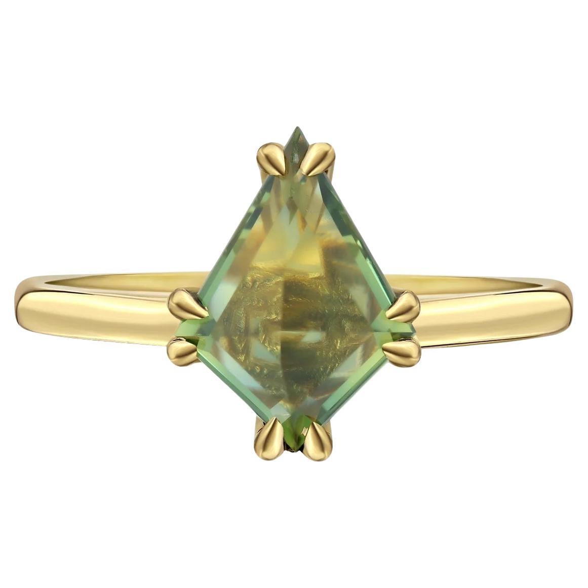2.19 Carat Kite Cut Green Sapphire Yellow Gold Engagement Ring en venta