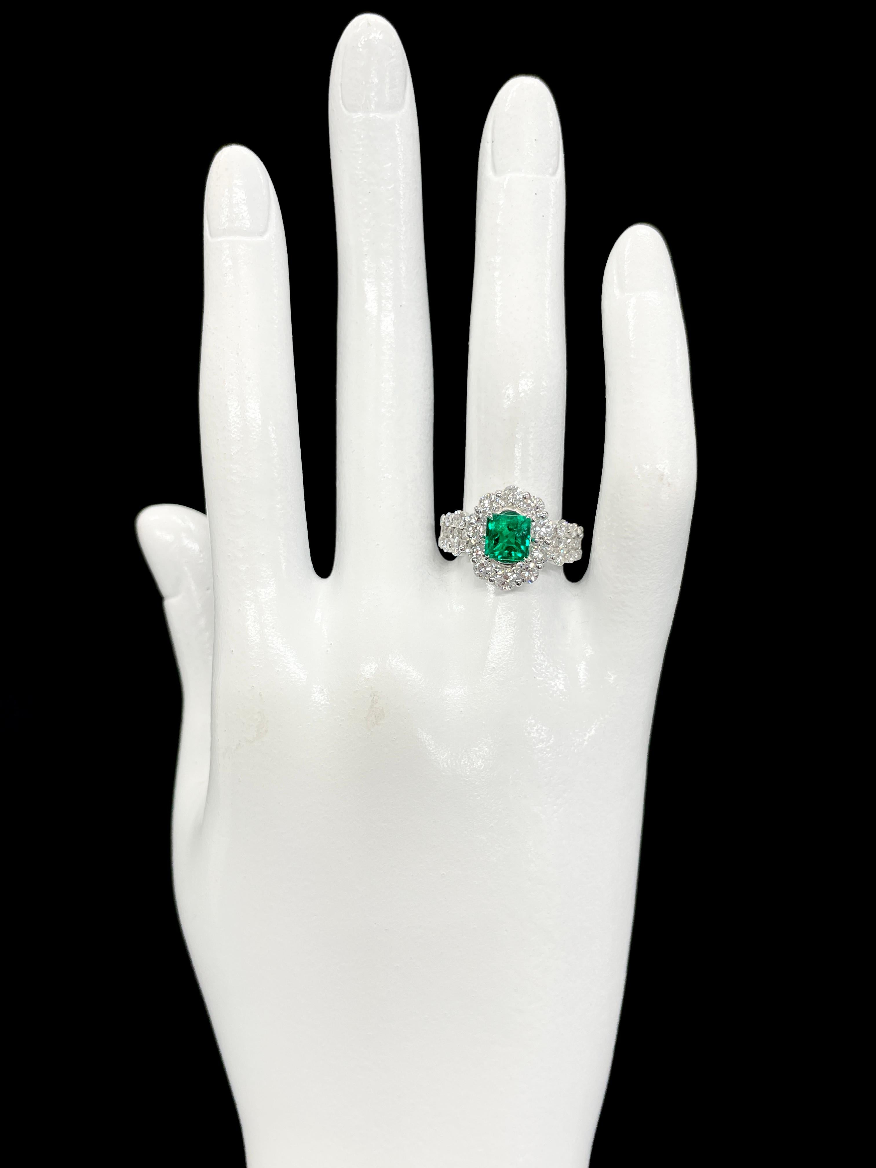 2.19 Carat Natural Colombian Emerald and Diamond Ring Set in Platinum For Sale 1